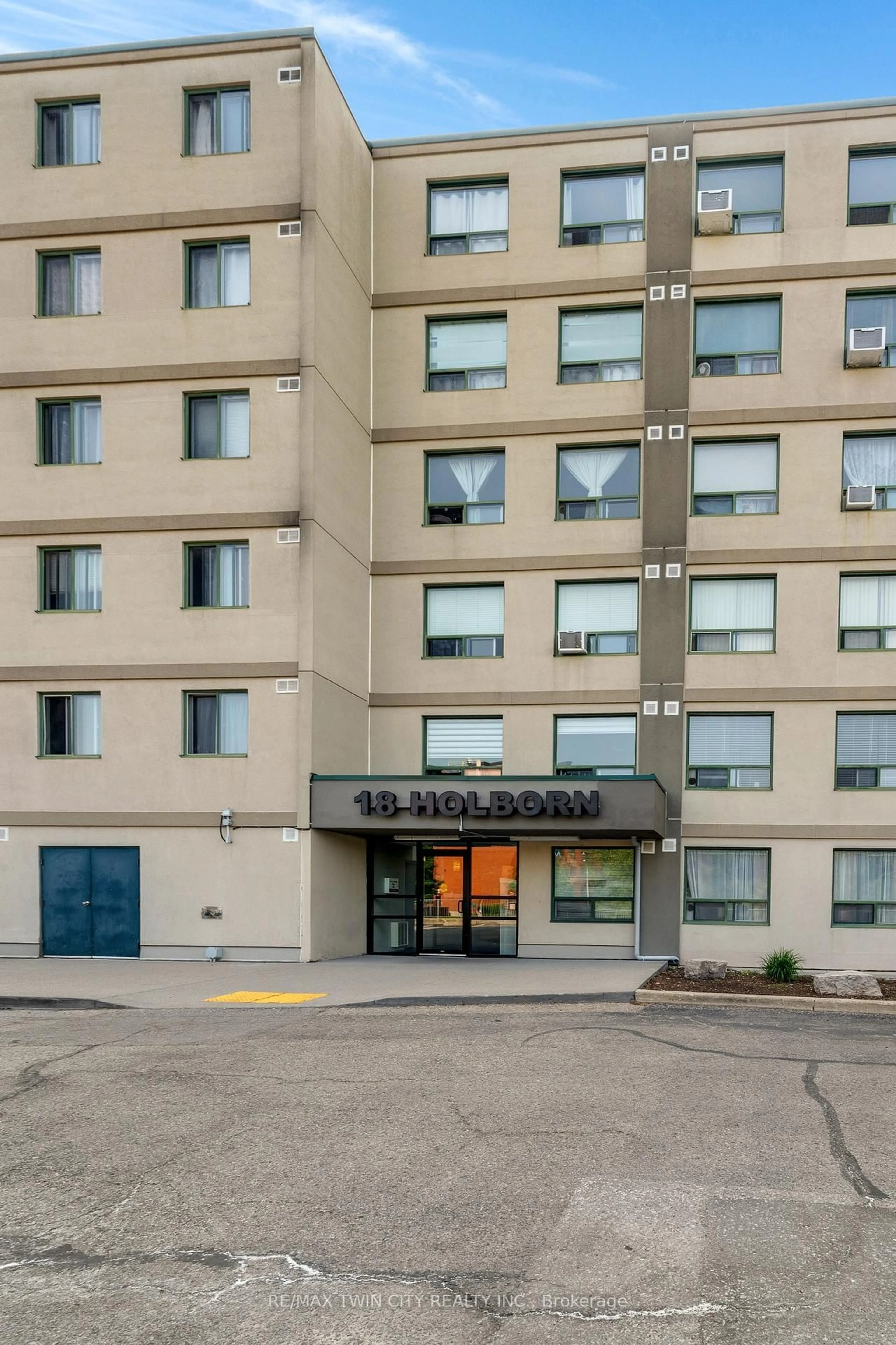 Indoor foyer for 18 Holborn Crt #602, Kitchener Ontario N2A 4A1