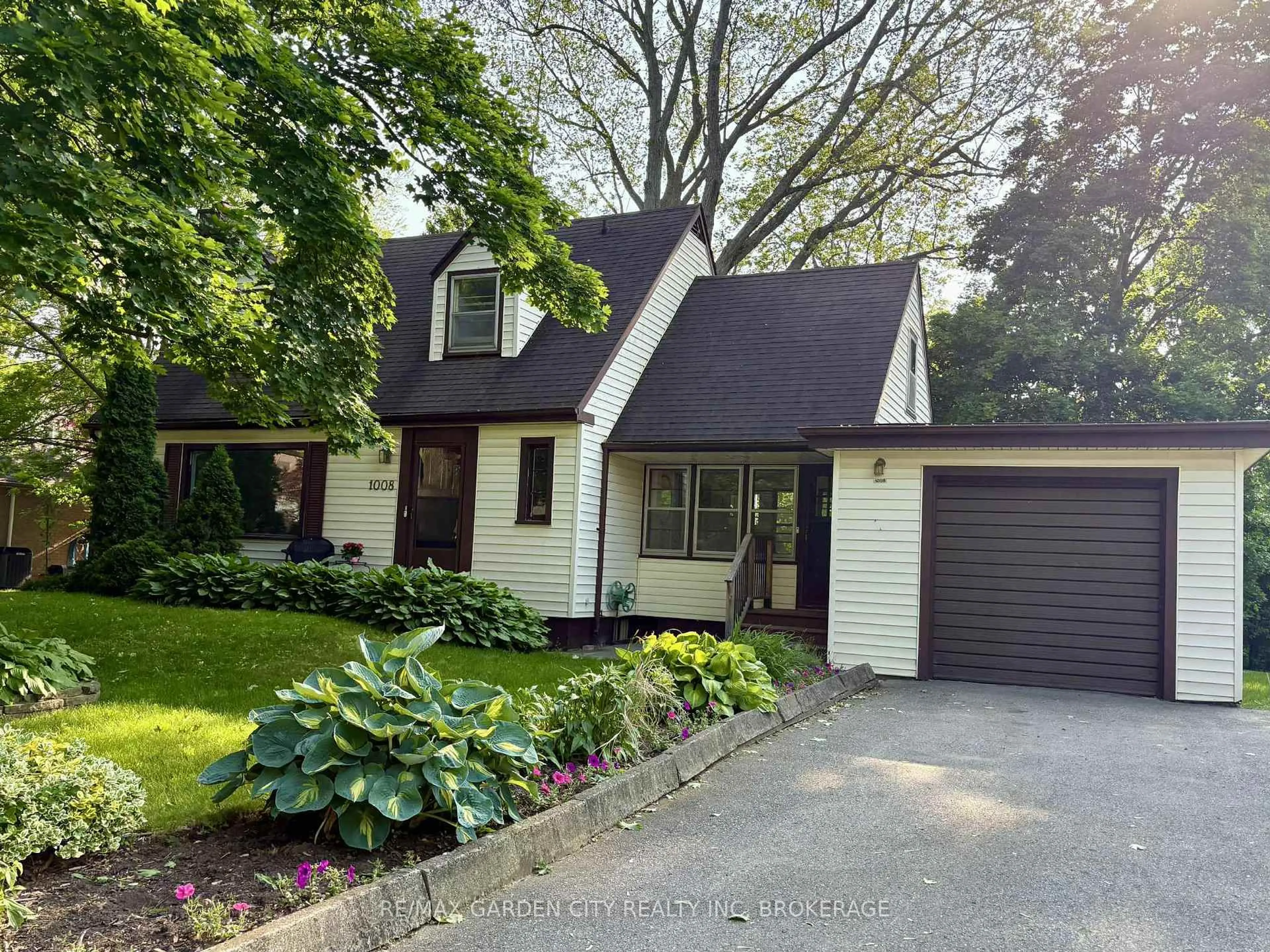Home with vinyl exterior material, street for 1008 Haist St, Pelham Ontario L0S 1E4