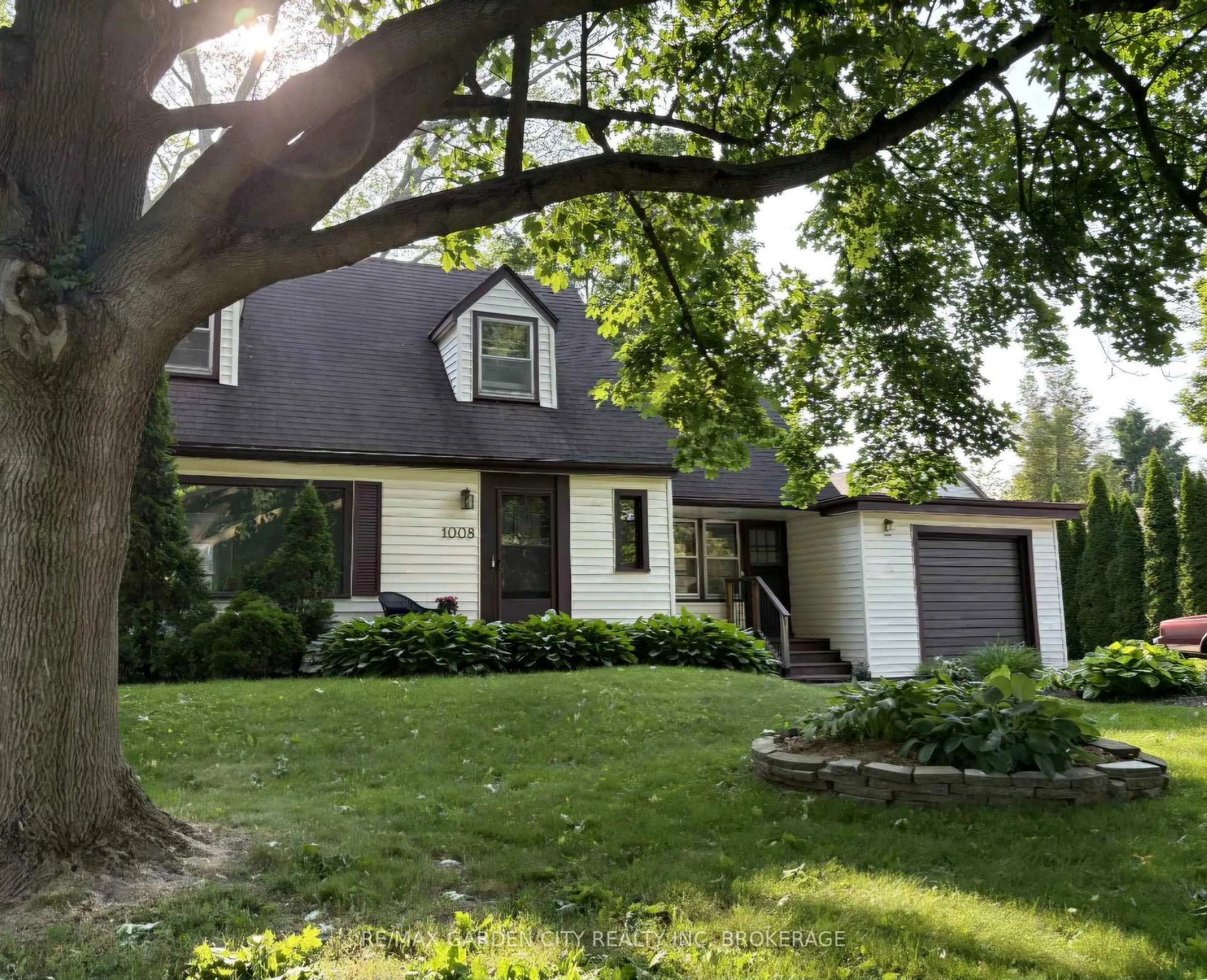 Home with vinyl exterior material, street for 1008 Haist St, Pelham Ontario L0S 1E4