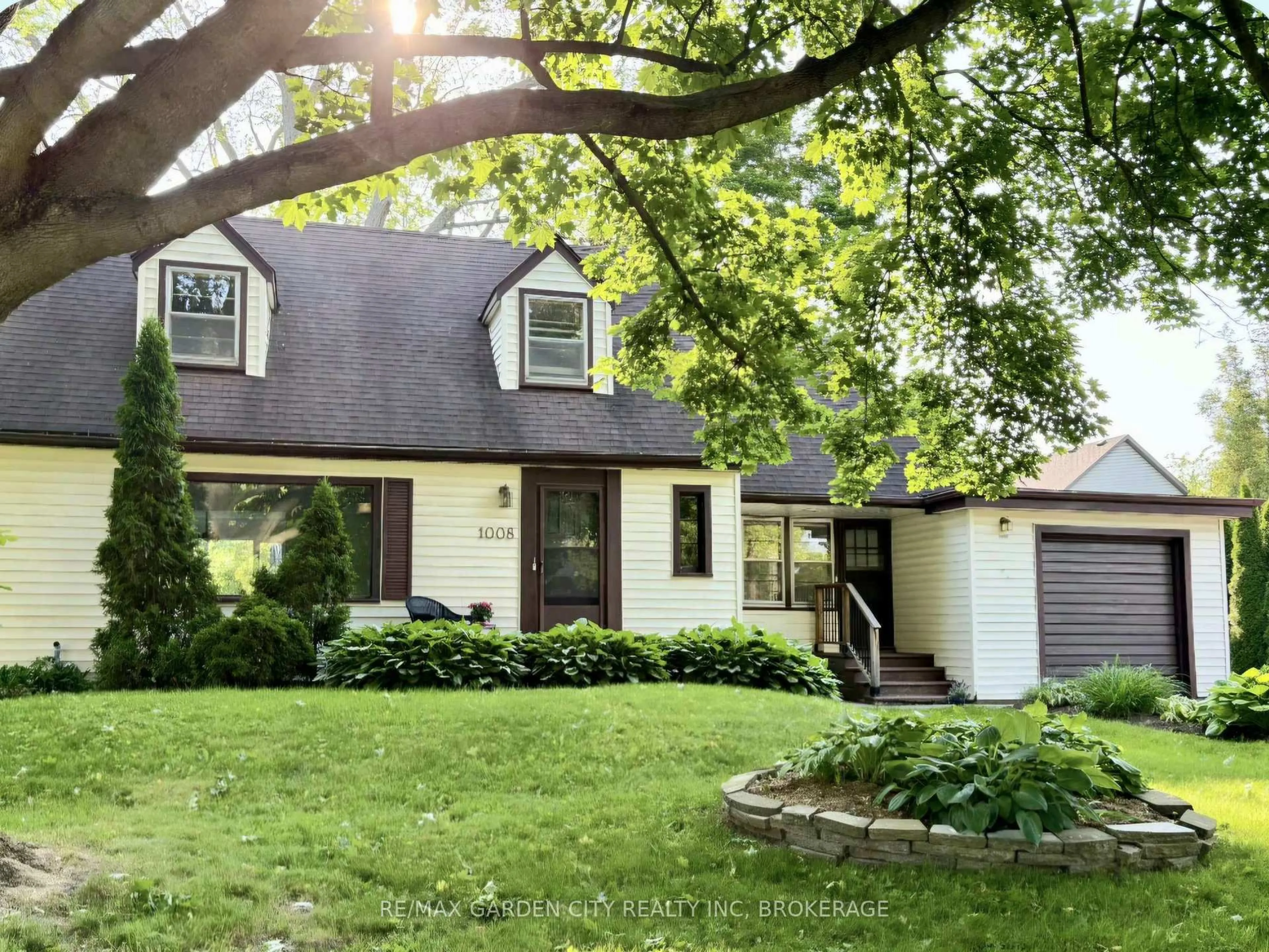 Home with vinyl exterior material, street for 1008 Haist St, Pelham Ontario L0S 1E4