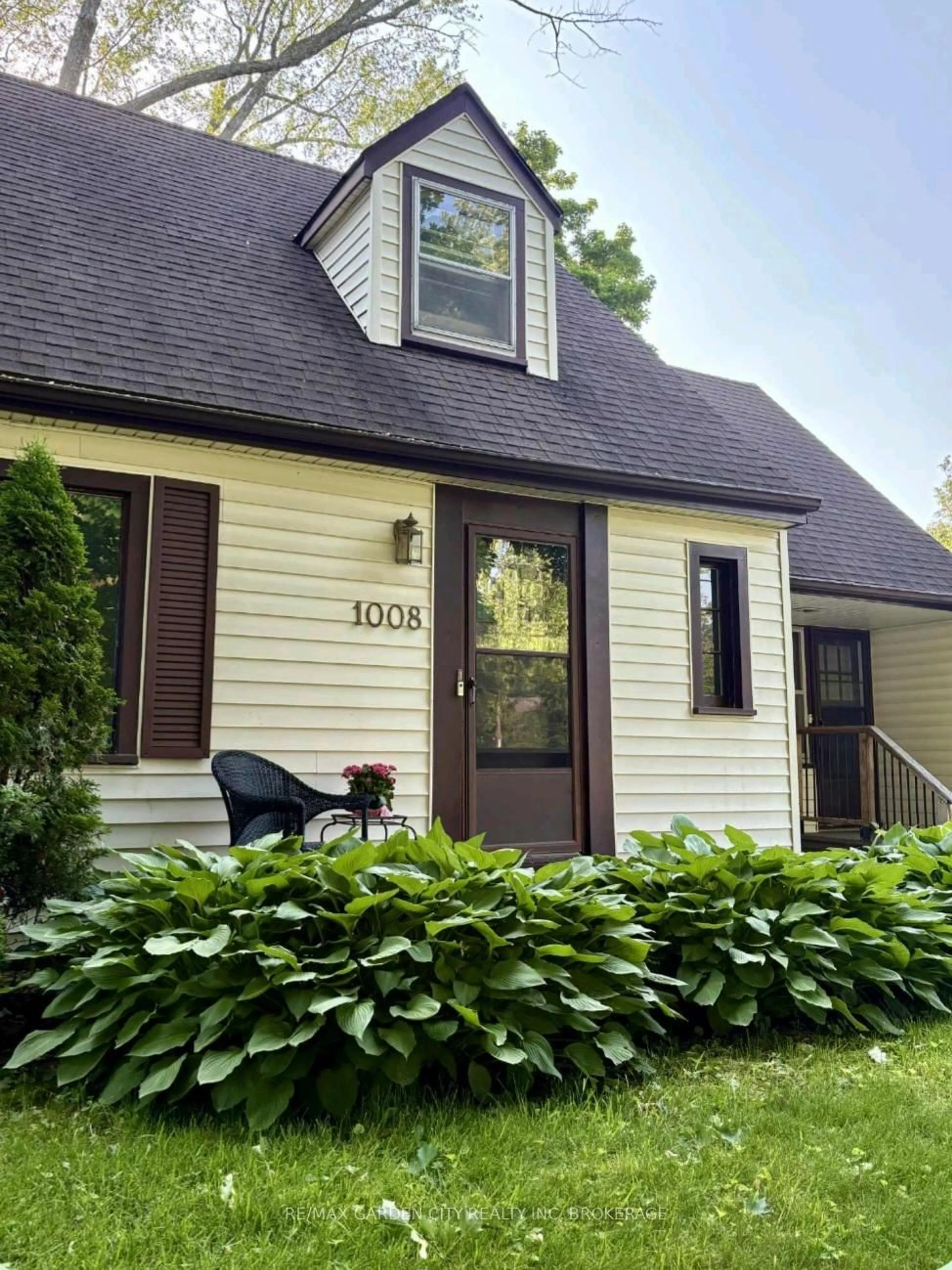 Home with vinyl exterior material, street for 1008 Haist St, Pelham Ontario L0S 1E4