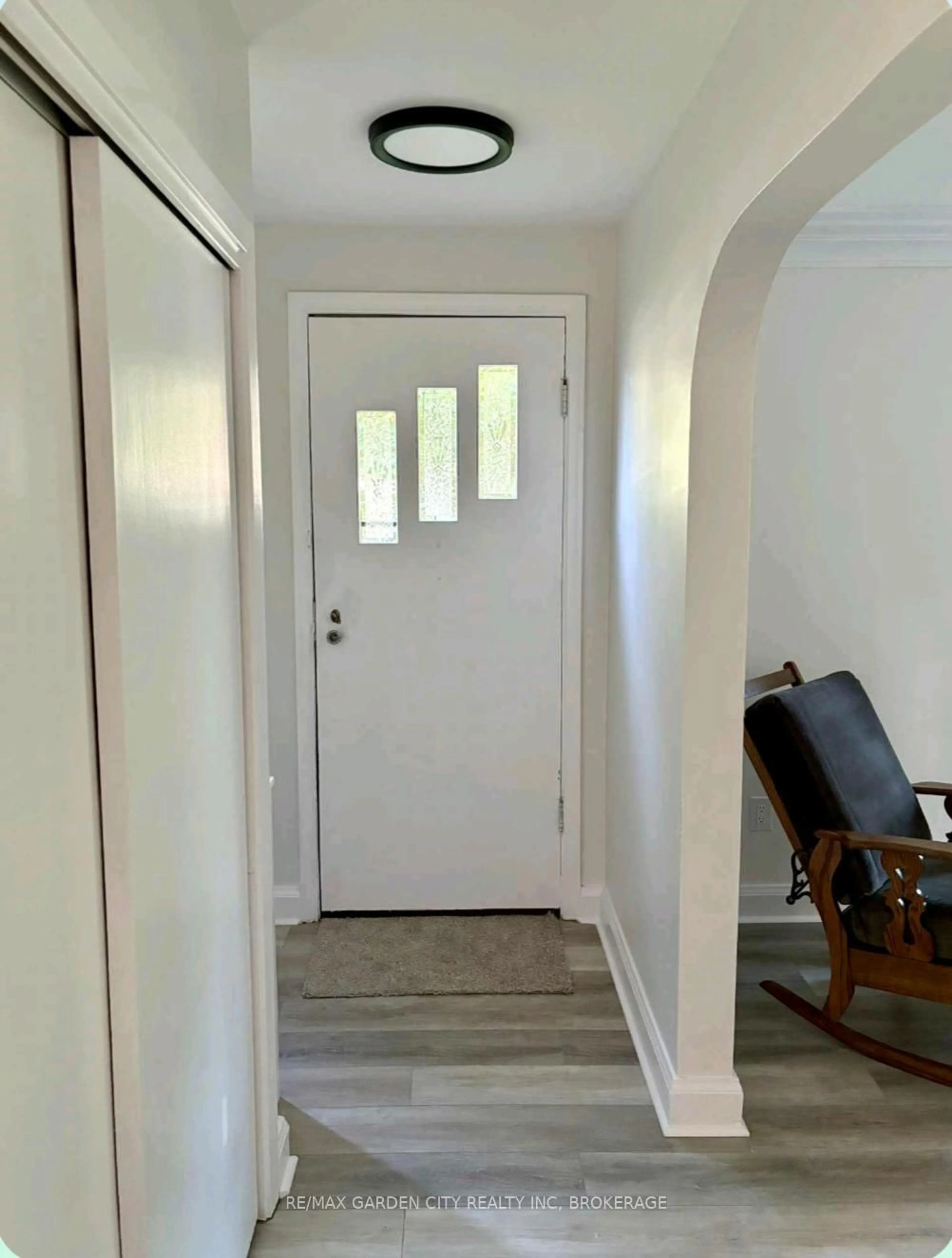 Indoor entryway for 1008 Haist St, Pelham Ontario L0S 1E4