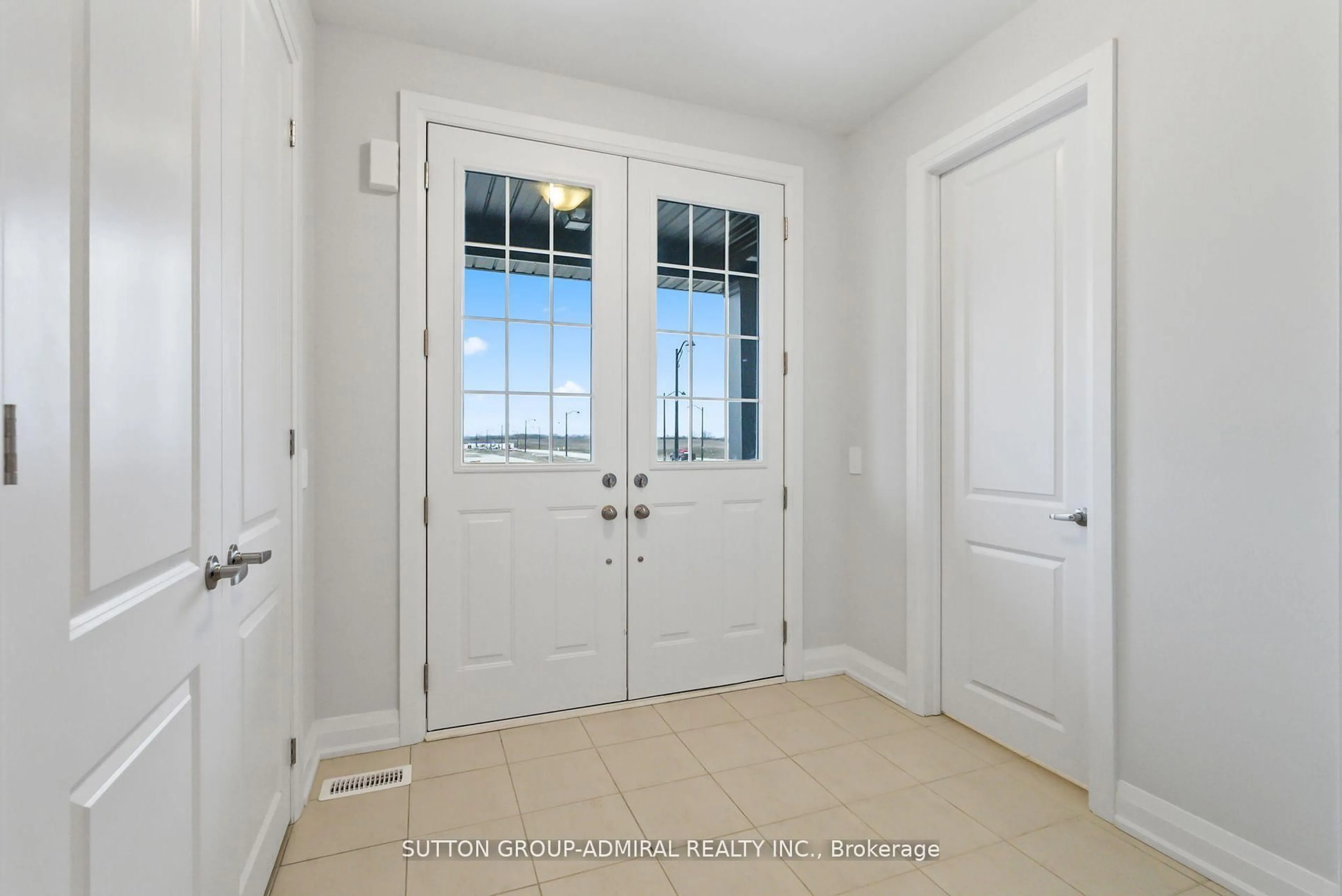 Indoor entryway for 32 Mckay Ave, Kawartha Lakes Ontario K9V 0R2