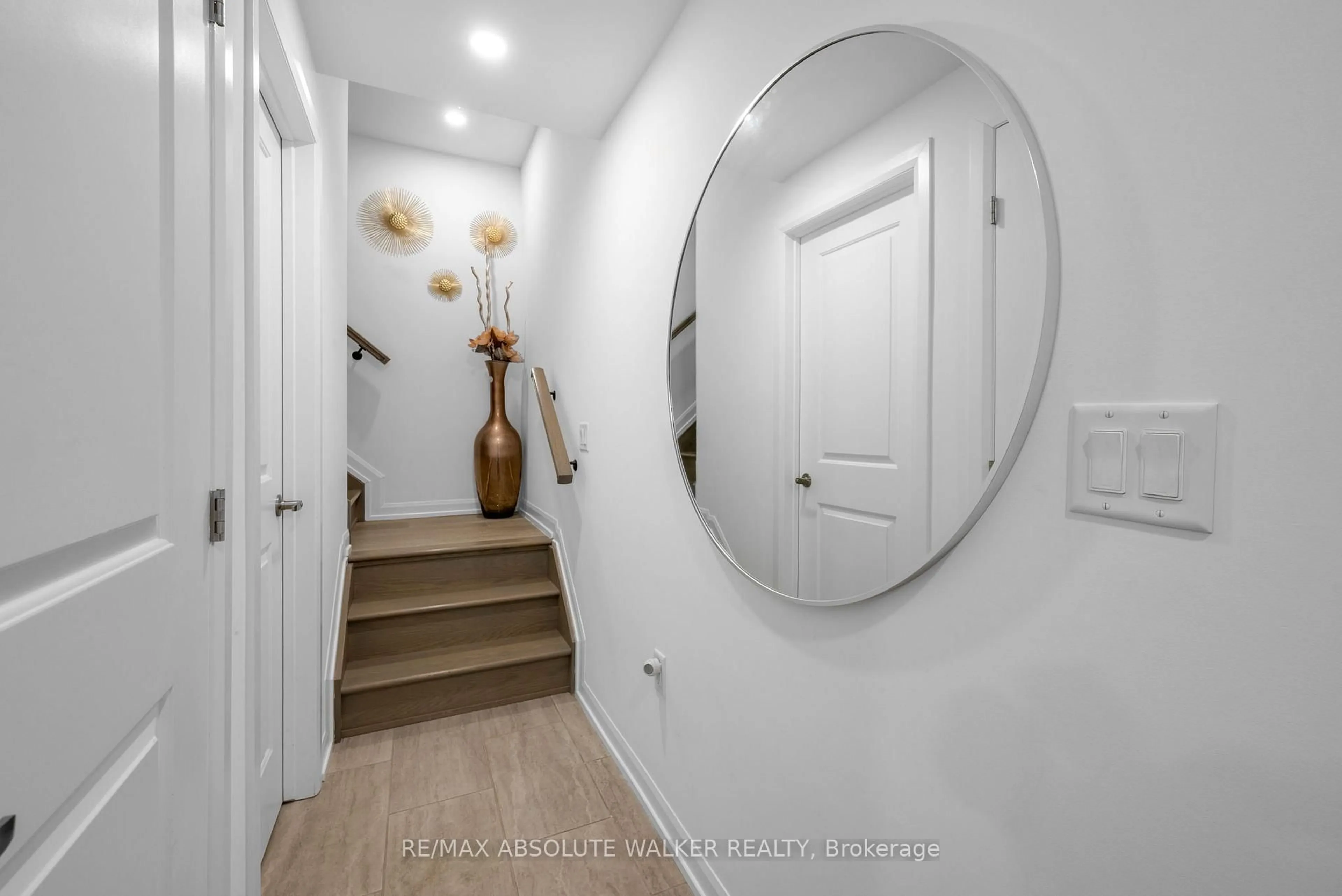 Indoor entryway for 315 Foliage Private, Ottawa Ontario K2H 0C5