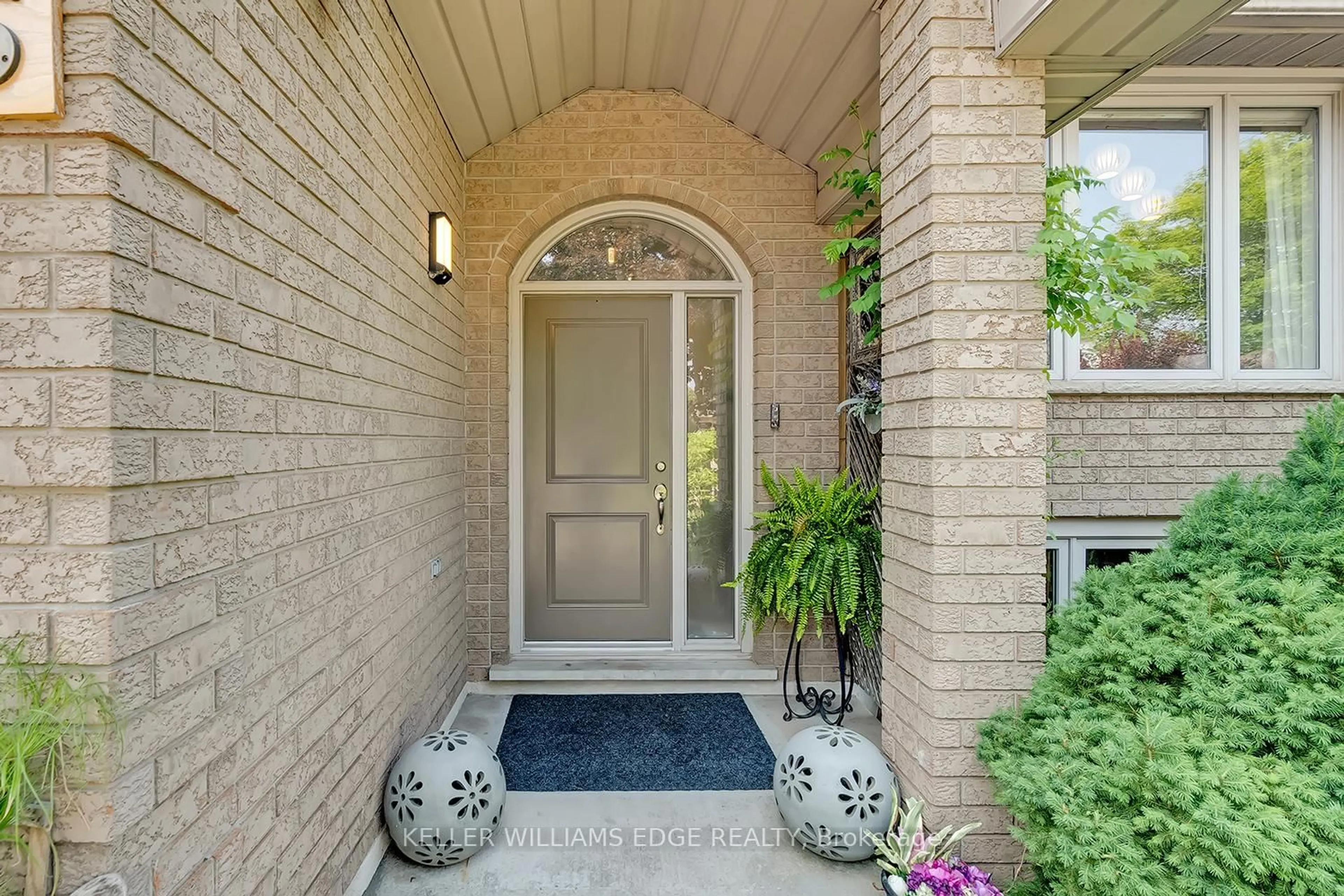 Indoor entryway for 105 Glenhollow Dr, Hamilton Ontario L8J 3R4