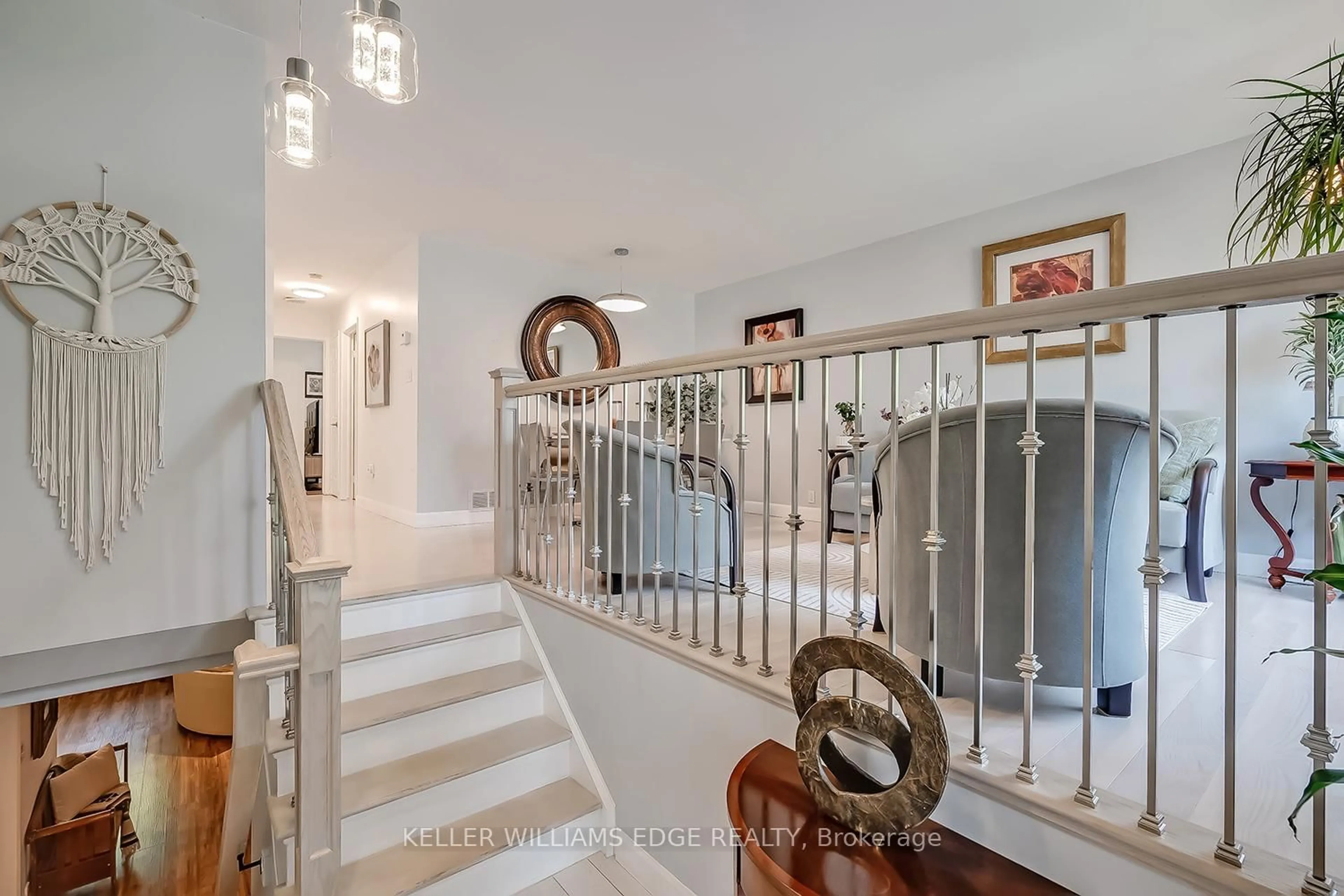 Indoor foyer for 105 Glenhollow Dr, Hamilton Ontario L8J 3R4