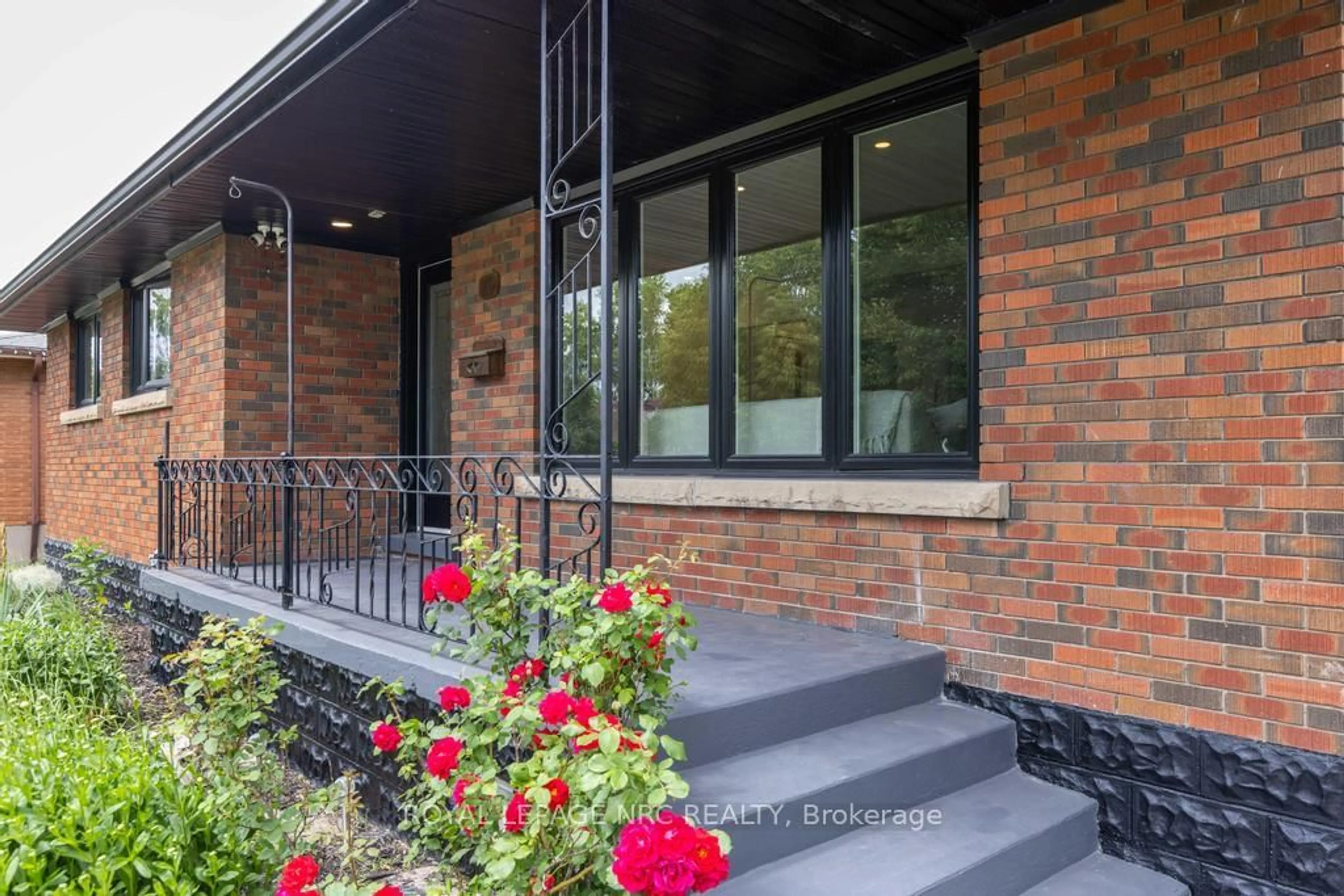 Home with brick exterior material, street for 76 Second St, Welland Ontario L3B 4T6