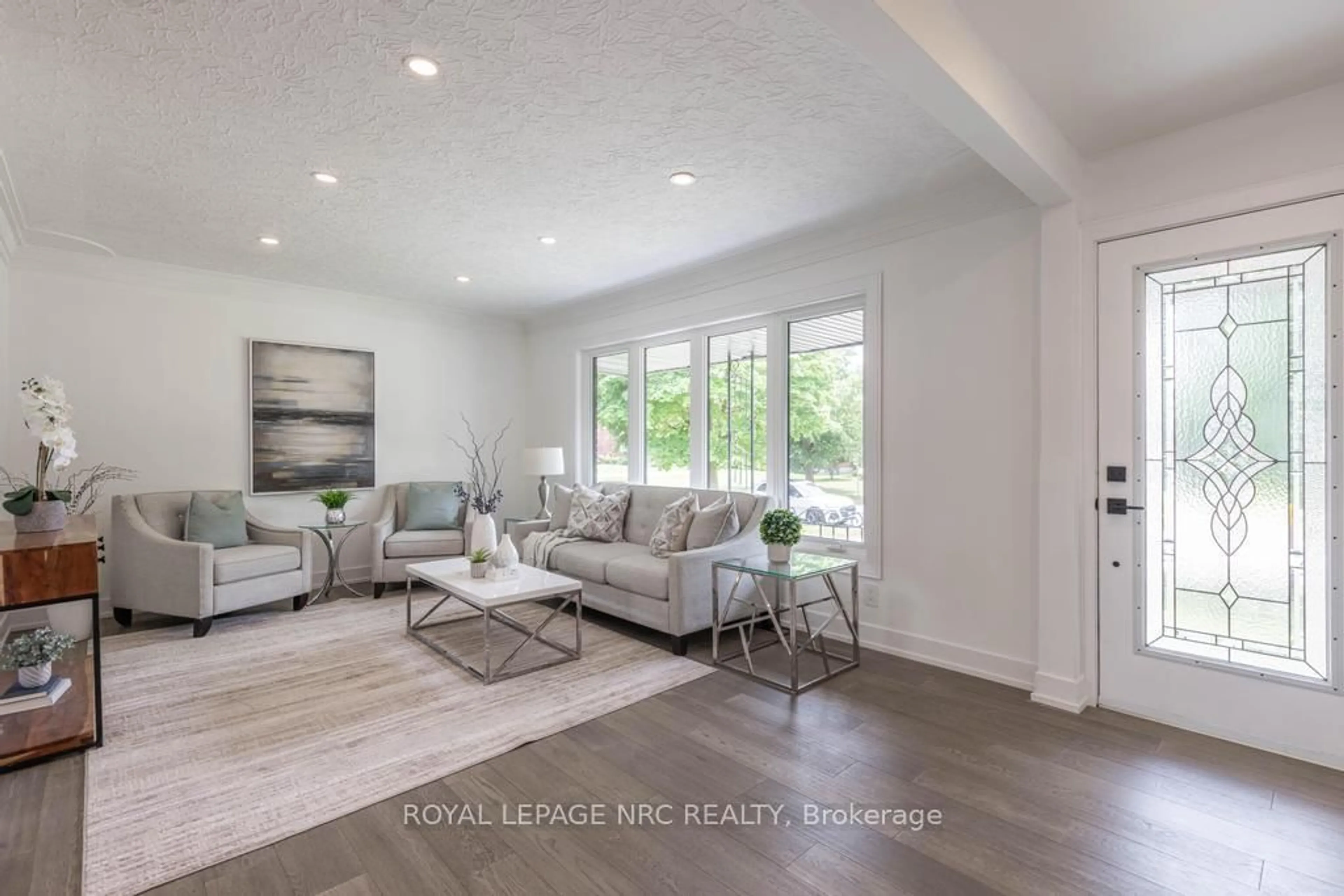 Living room with furniture, unknown for 76 Second St, Welland Ontario L3B 4T6