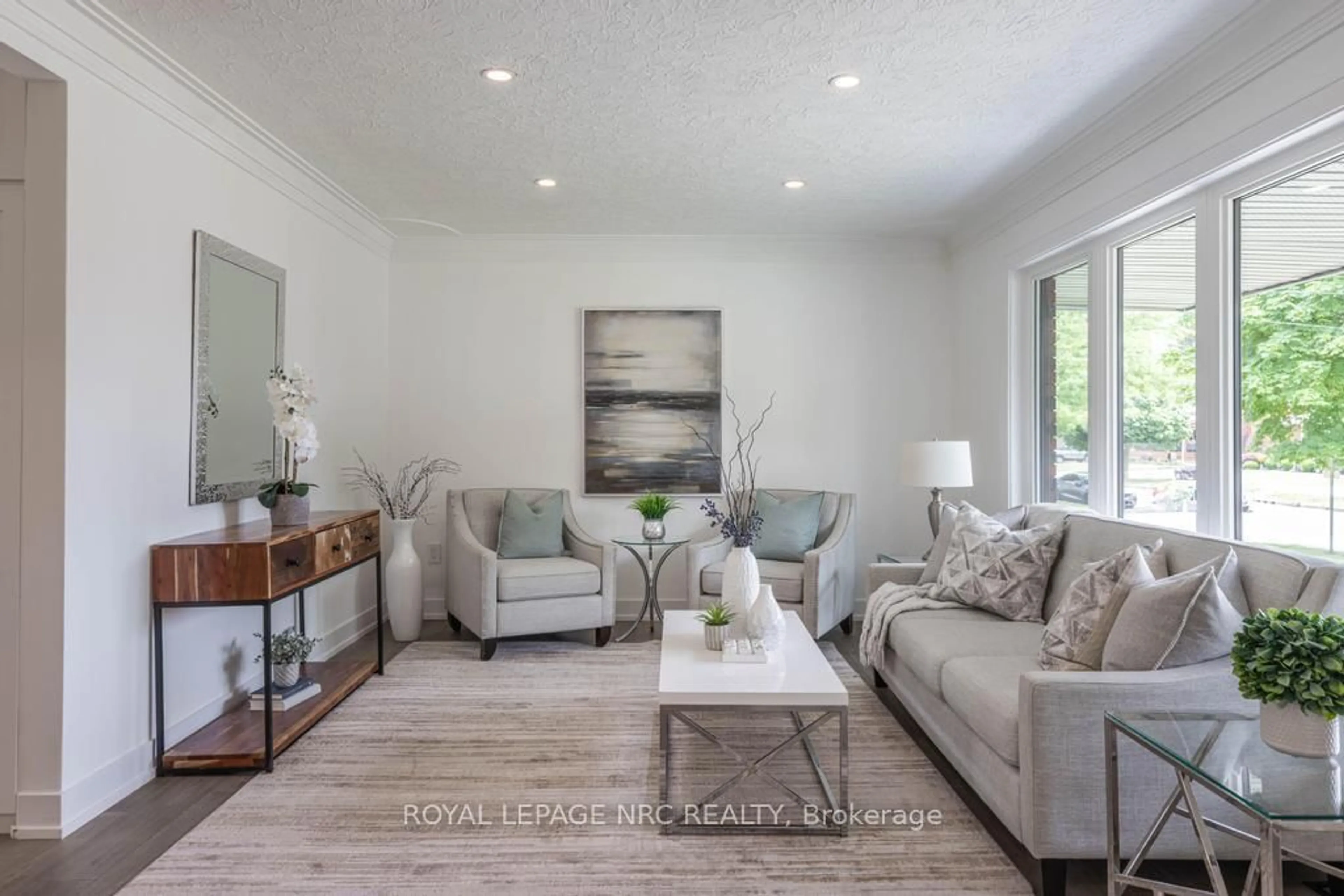 Living room with furniture, unknown for 76 Second St, Welland Ontario L3B 4T6