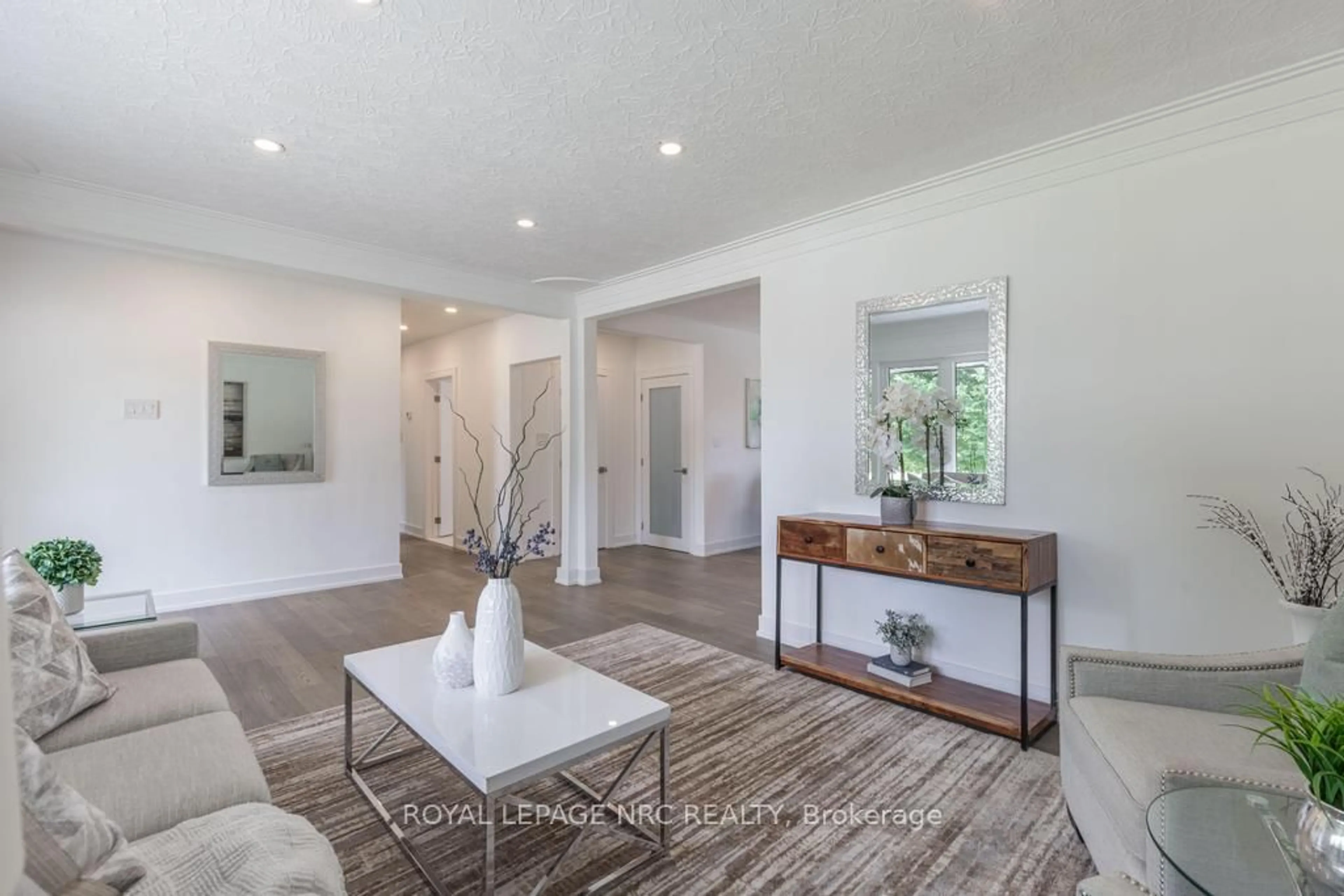 Indoor entryway for 76 Second St, Welland Ontario L3B 4T6