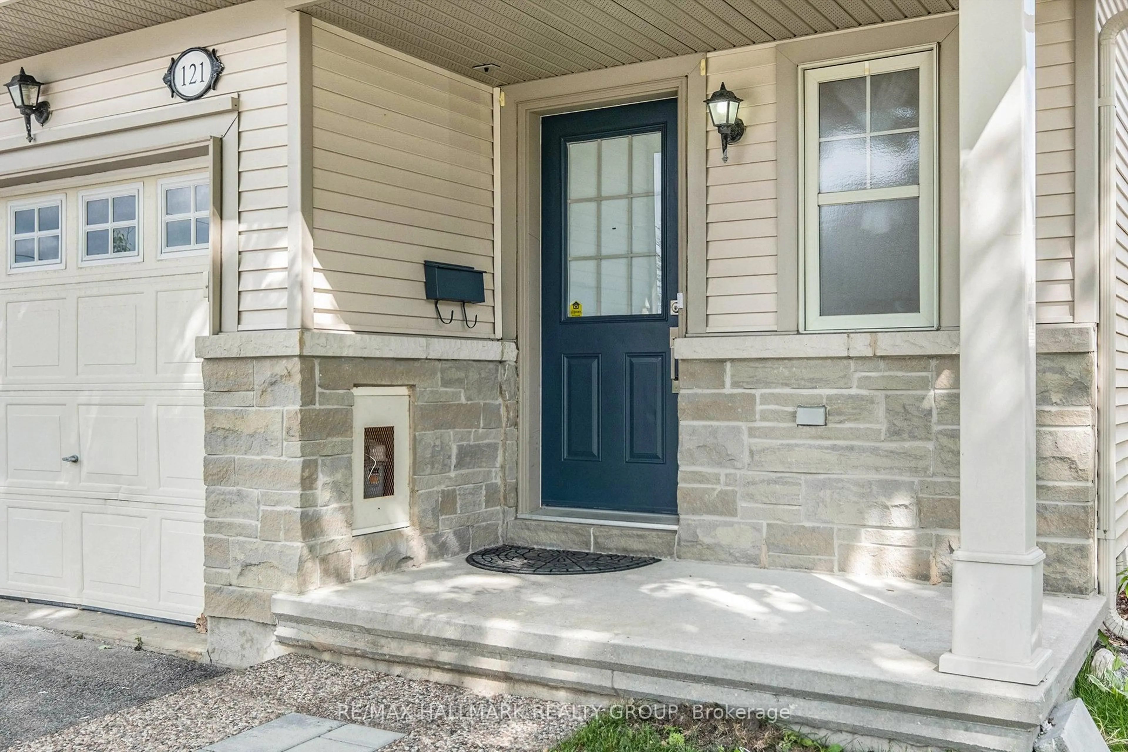 Indoor entryway for 121 Prem Circ, Ottawa Ontario K2J 0C5