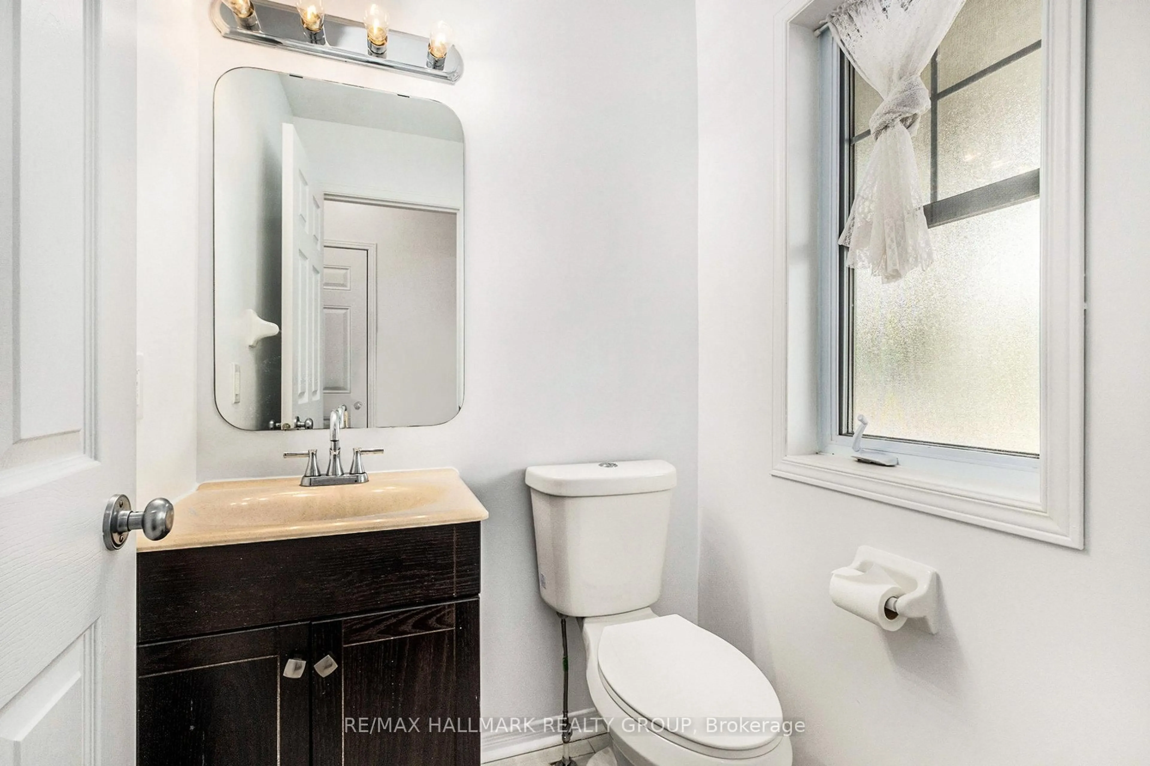 Standard bathroom, ceramic/tile floor for 121 Prem Circ, Ottawa Ontario K2J 0C5
