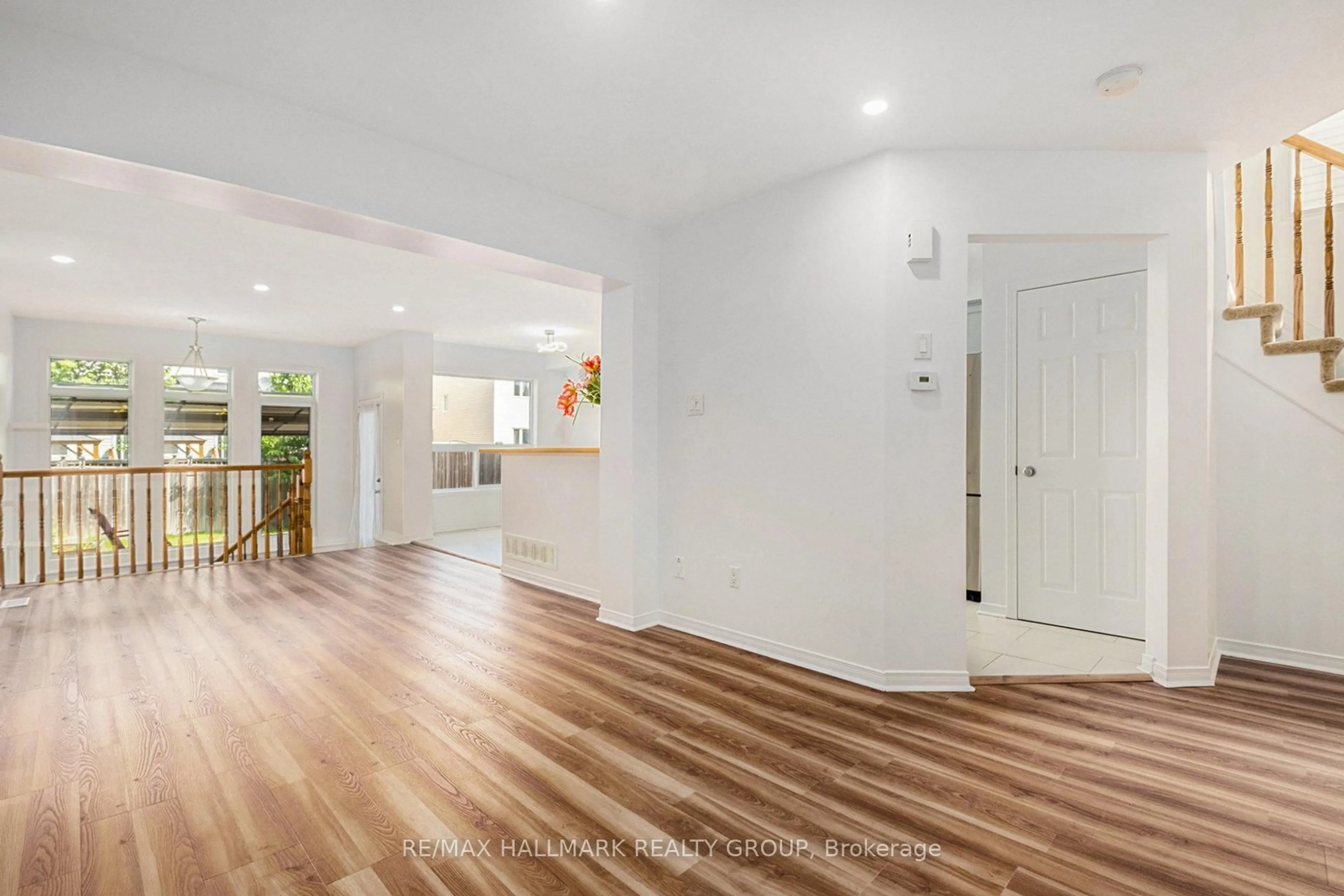 Indoor entryway for 121 Prem Circ, Ottawa Ontario K2J 0C5