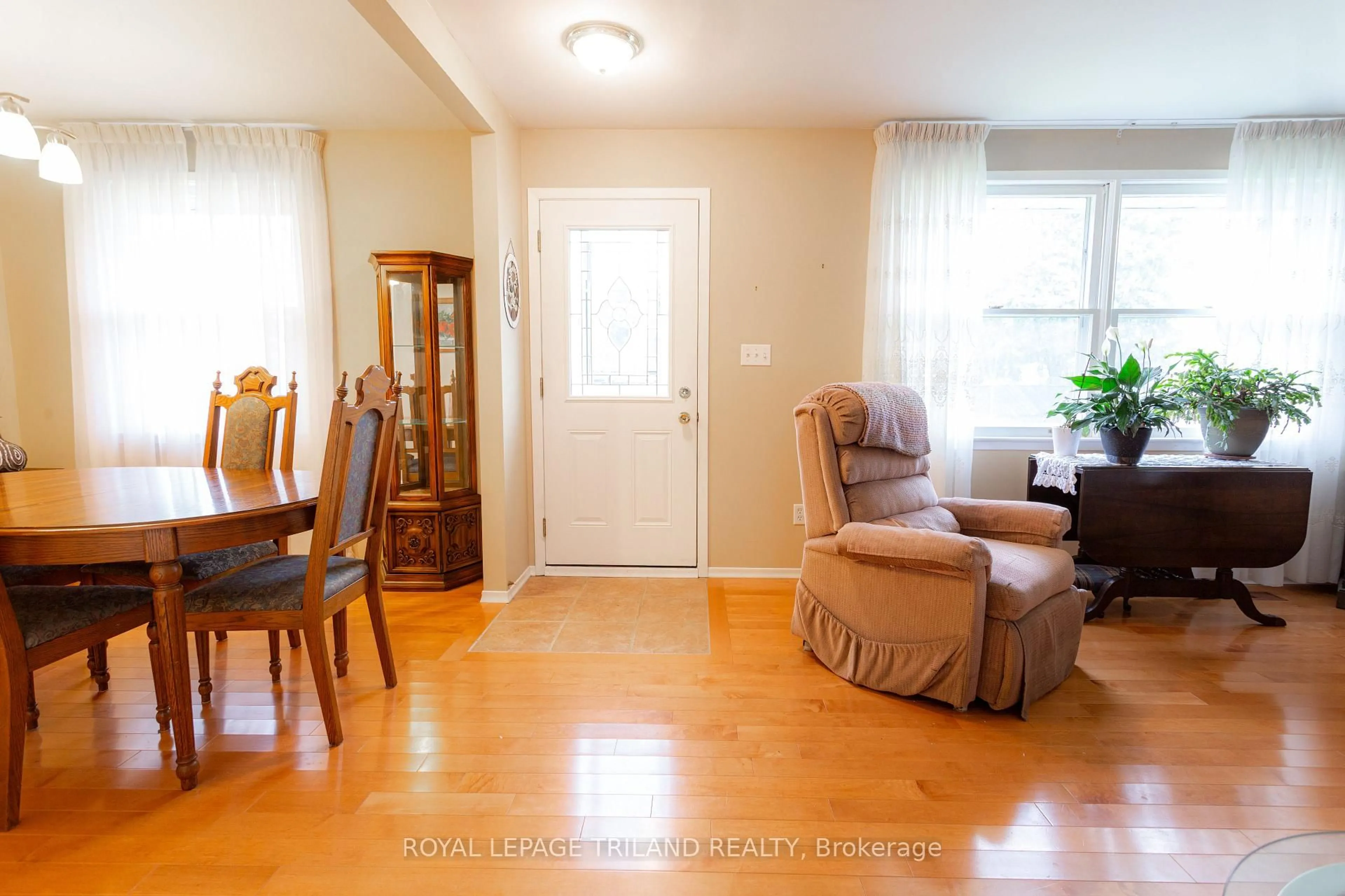 Living room with furniture, wood/laminate floor for 28 Raven Ave, St. Thomas Ontario N5R 5L1