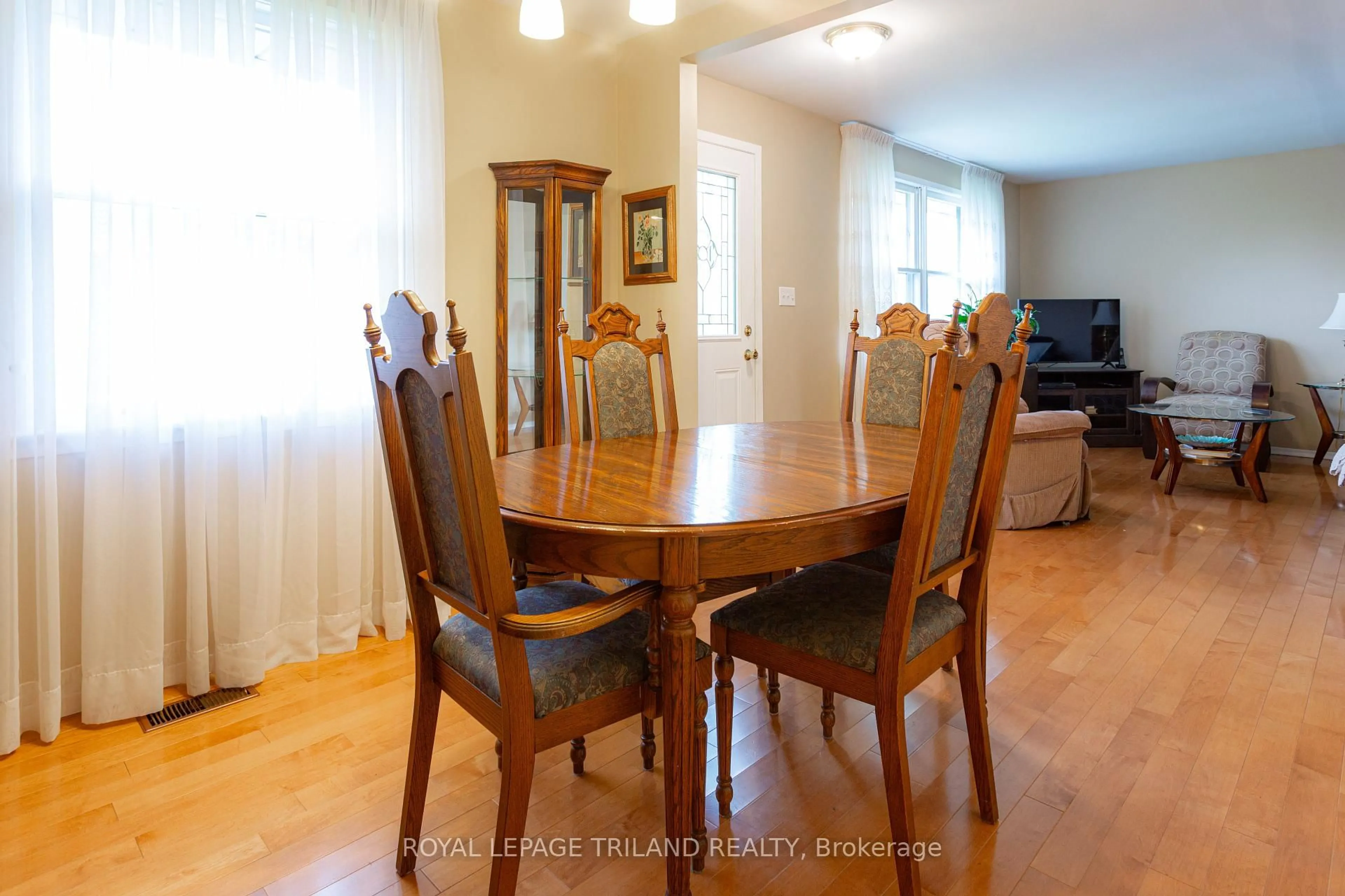 Dining room, wood/laminate floor for 28 Raven Ave, St. Thomas Ontario N5R 5L1