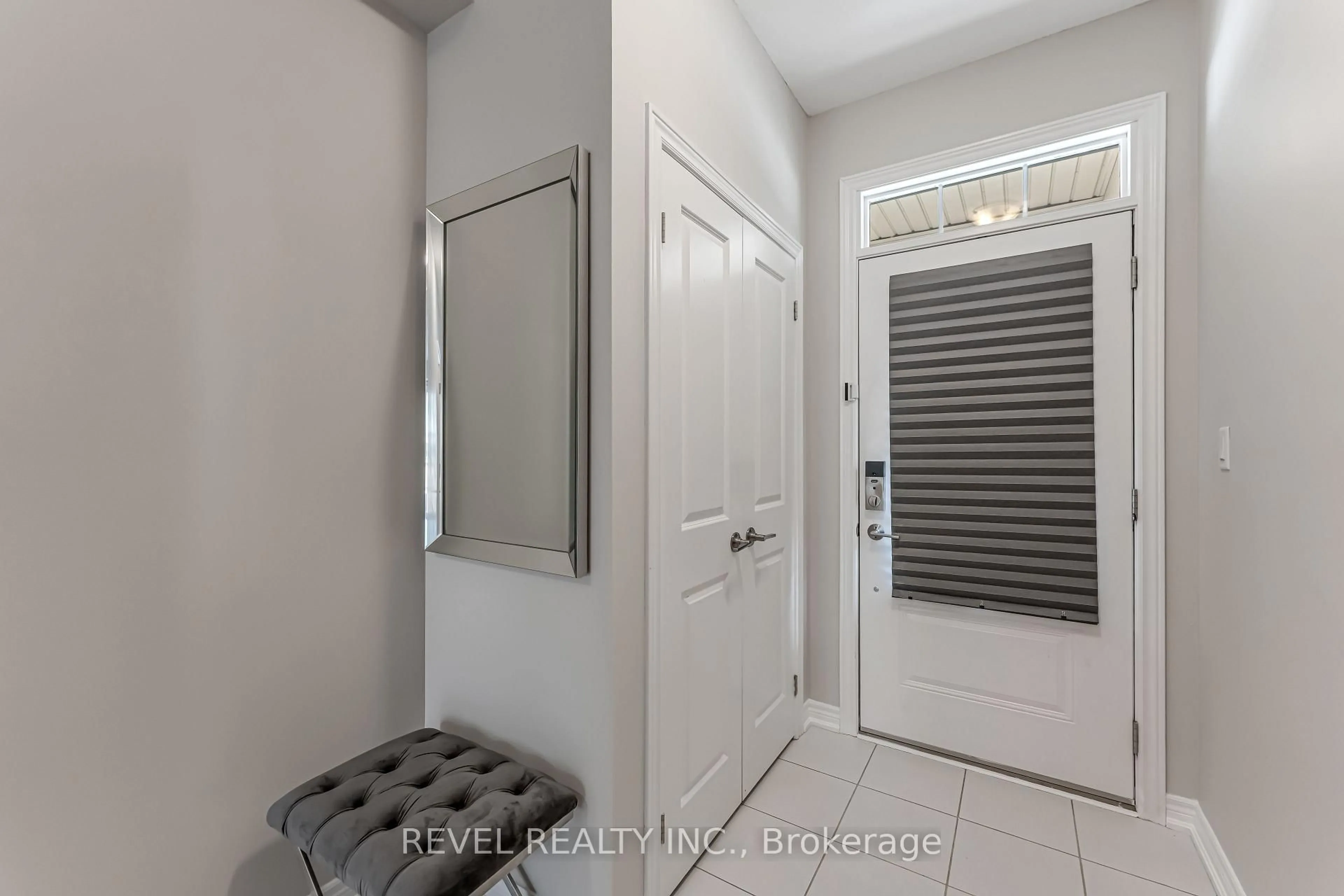 Indoor entryway for 288 Glover Rd #31, Hamilton Ontario L8E 5H6