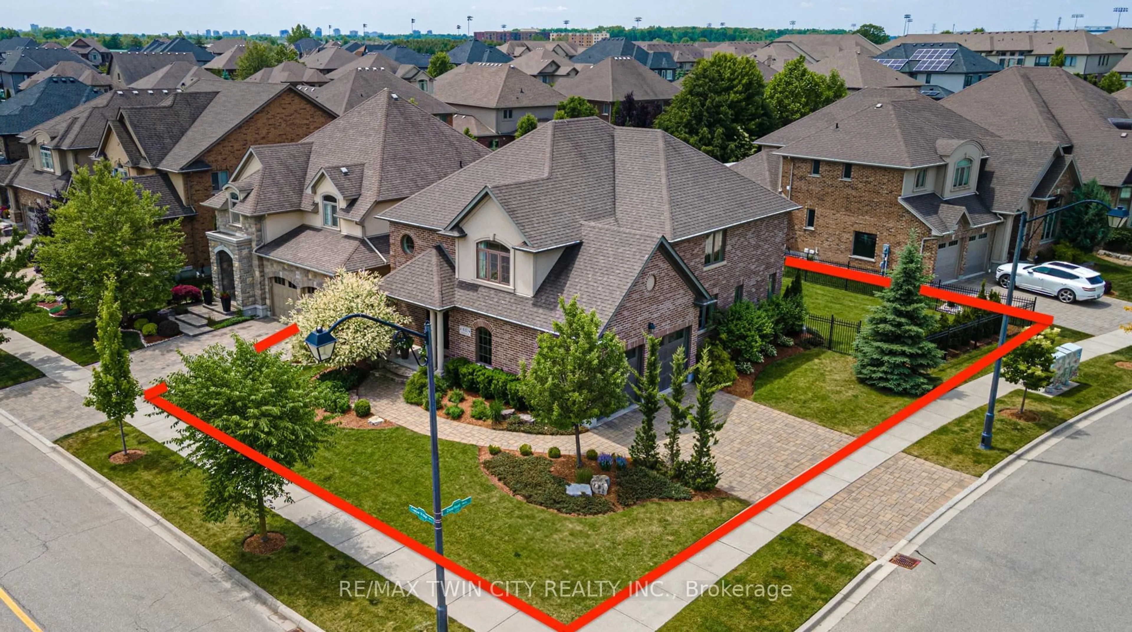 A pic from outside/outdoor area/front of a property/back of a property/a pic from drone, street for 832 Copper Ridge Dr, Waterloo Ontario N2K 0B5