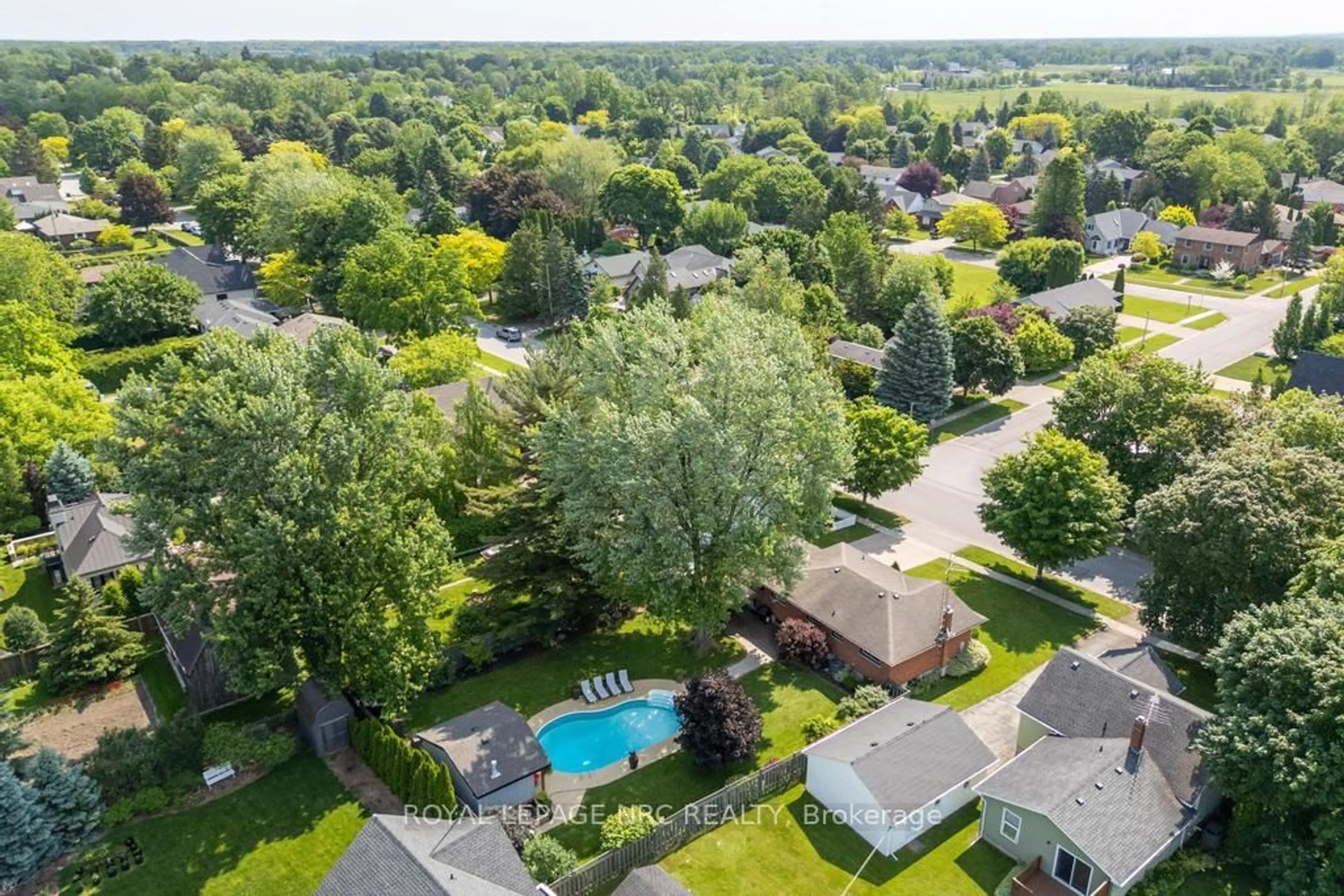 A pic from outside/outdoor area/front of a property/back of a property/a pic from drone, unknown for 763 Charlotte St, Niagara-on-the-Lake Ontario L0S 1J0
