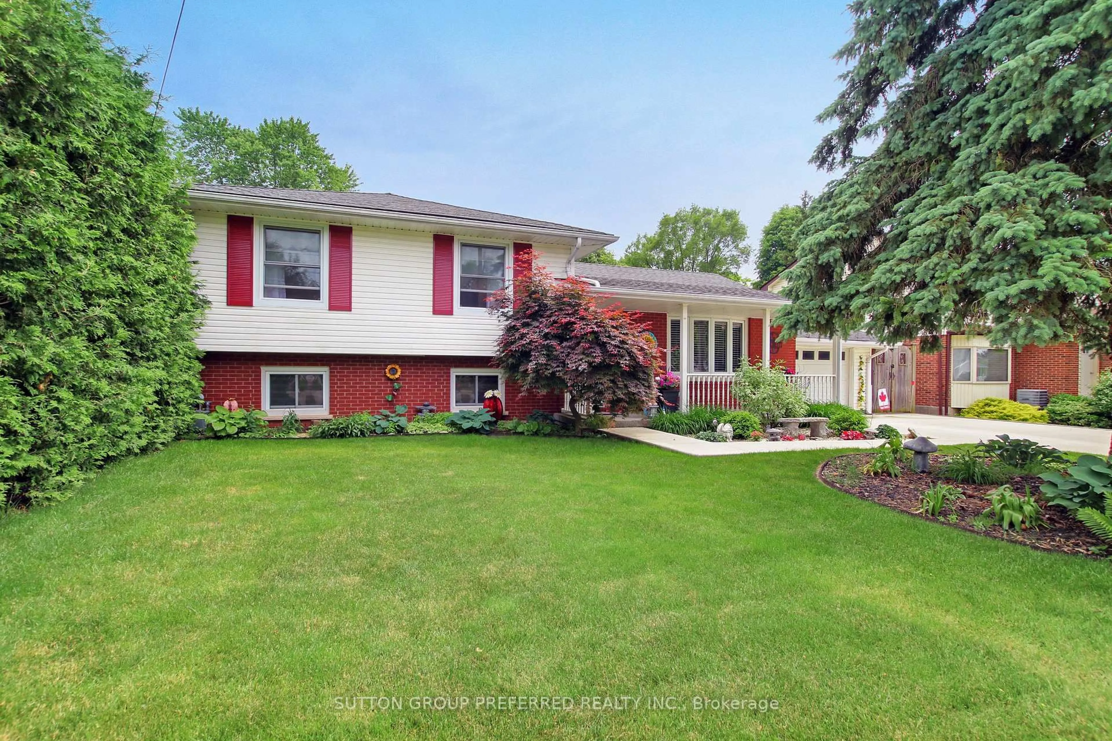 Home with vinyl exterior material, street for 211 Union St, Central Elgin Ontario N0L 1B0