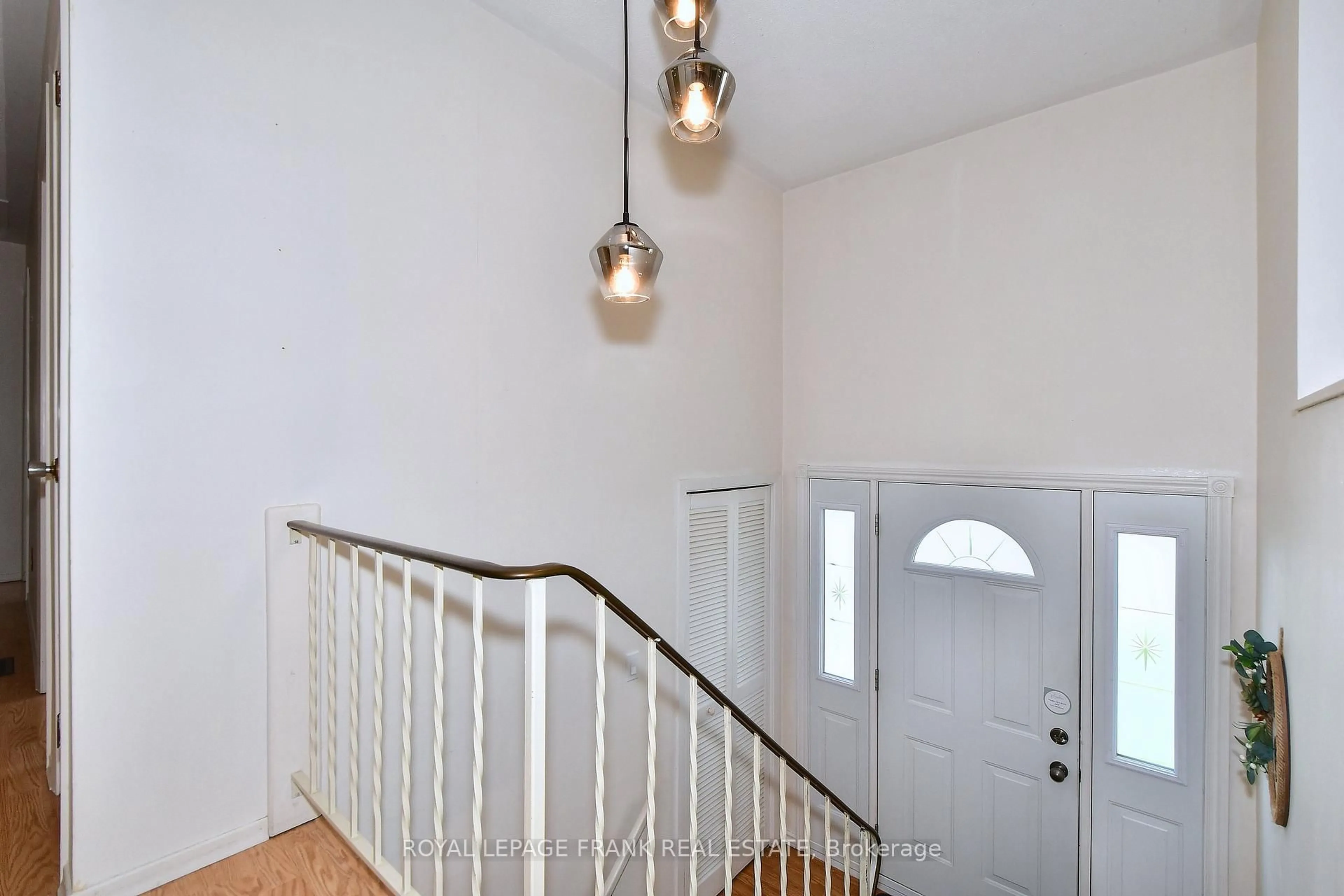 Indoor entryway for 1538 Cherryhill Rd, Peterborough West Ontario K9K 1A8