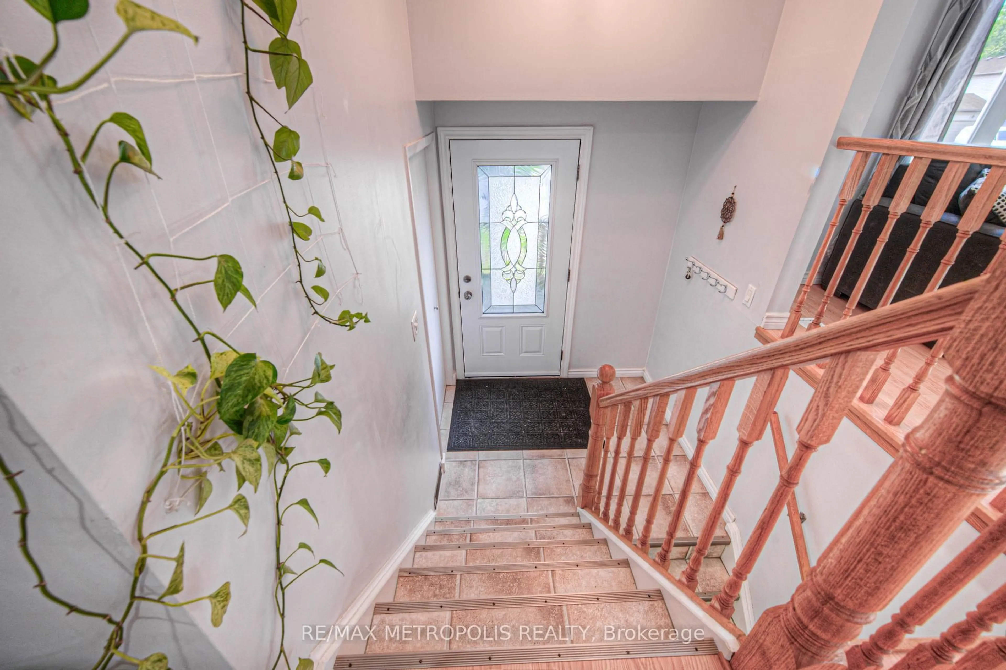 Indoor entryway for 735 Elgin St, Cambridge Ontario N1R 7W7