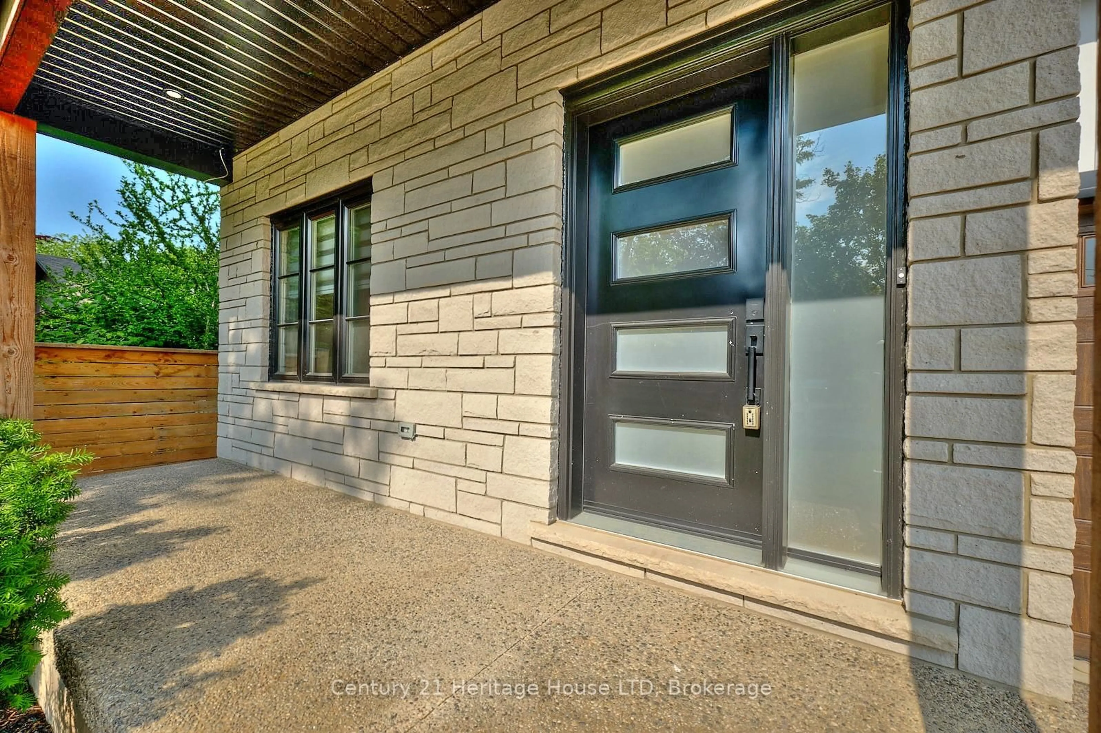 Indoor entryway for 42 Aquadale Dr, St. Catharines Ontario L2N 2P8