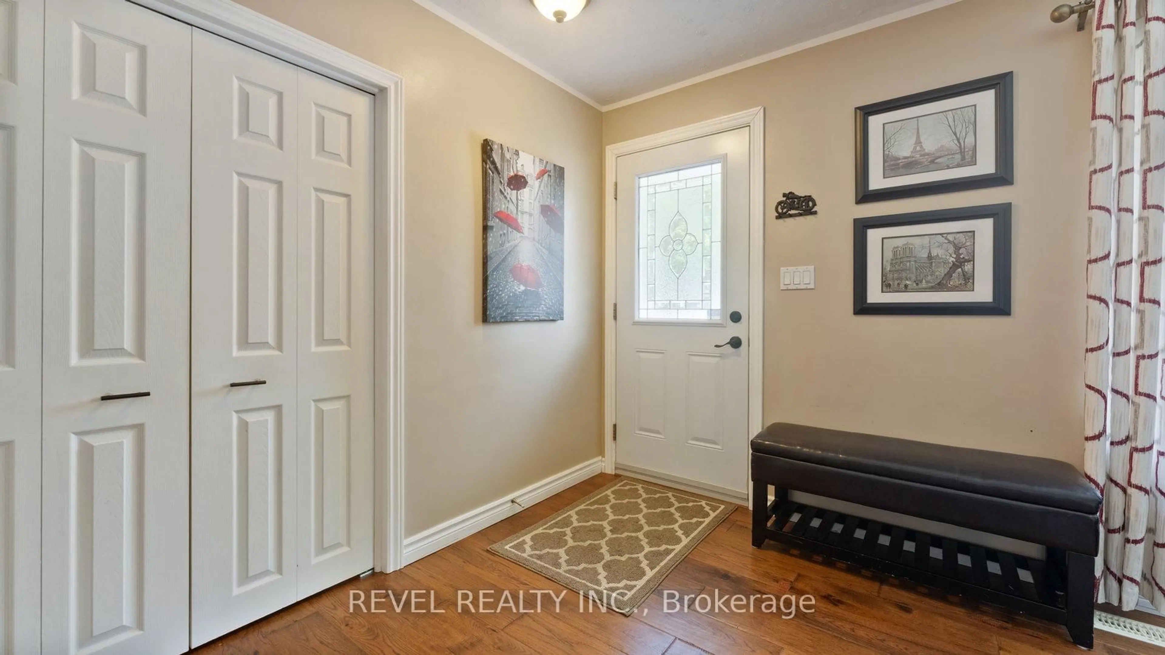 Indoor entryway for 7 Balsam St, East Zorra-Tavistock Ontario N0J 1M0