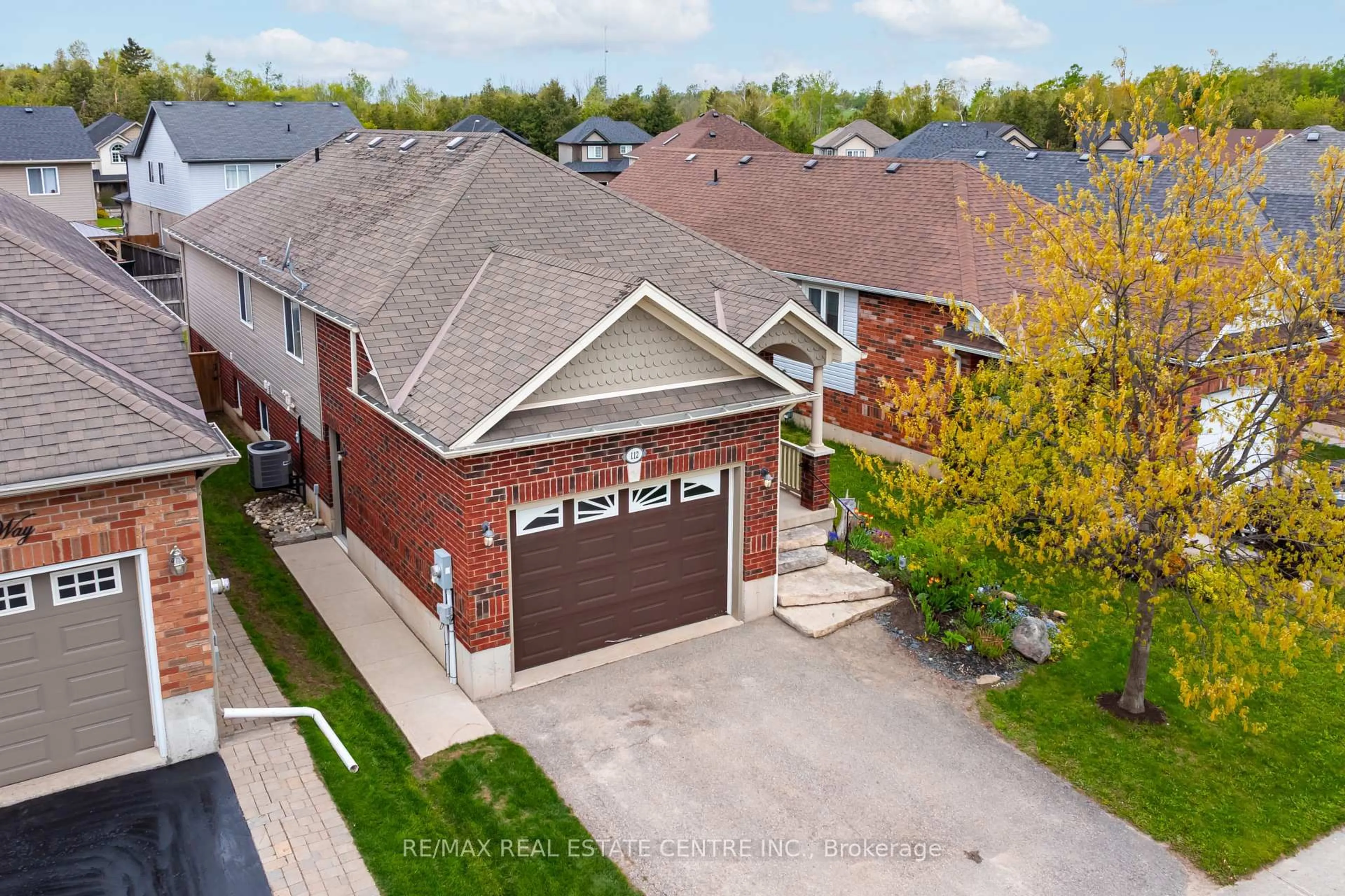 A pic from outside/outdoor area/front of a property/back of a property/a pic from drone, street for 112 Fleming Way, Shelburne Ontario L9V 3E3