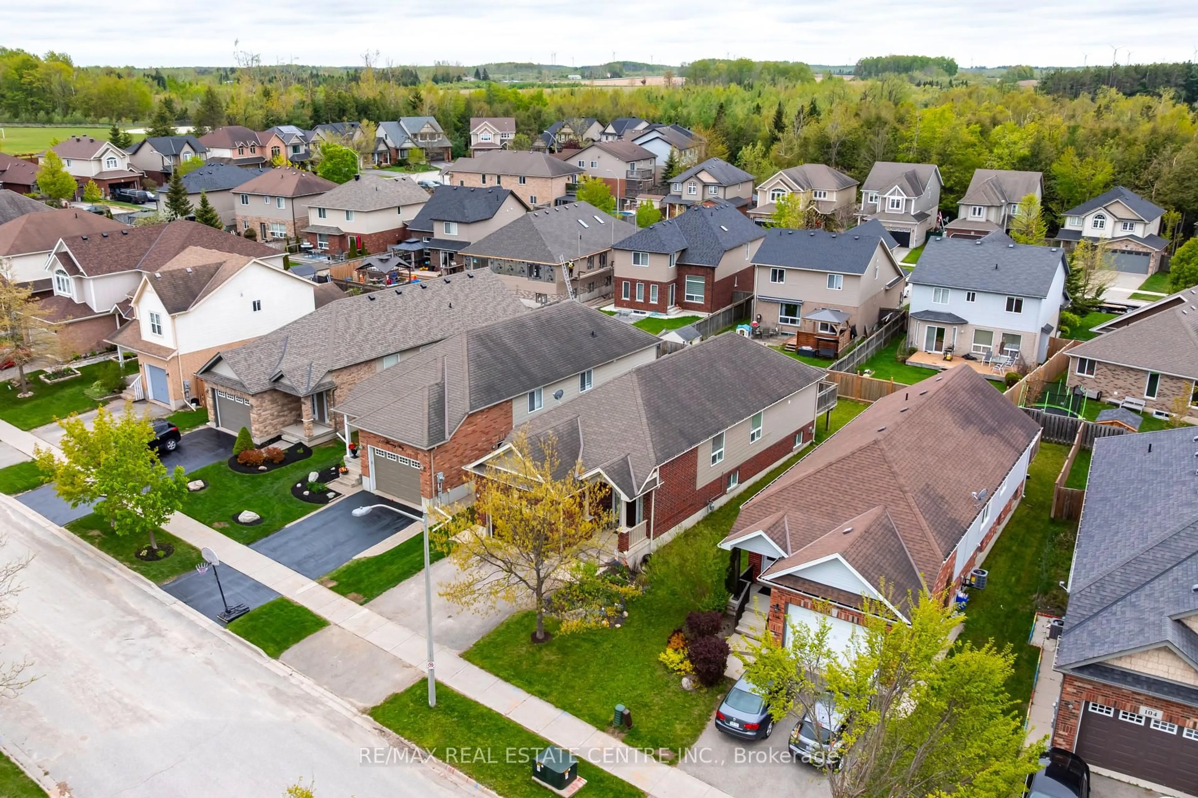 A pic from outside/outdoor area/front of a property/back of a property/a pic from drone, street for 112 Fleming Way, Shelburne Ontario L9V 3E3