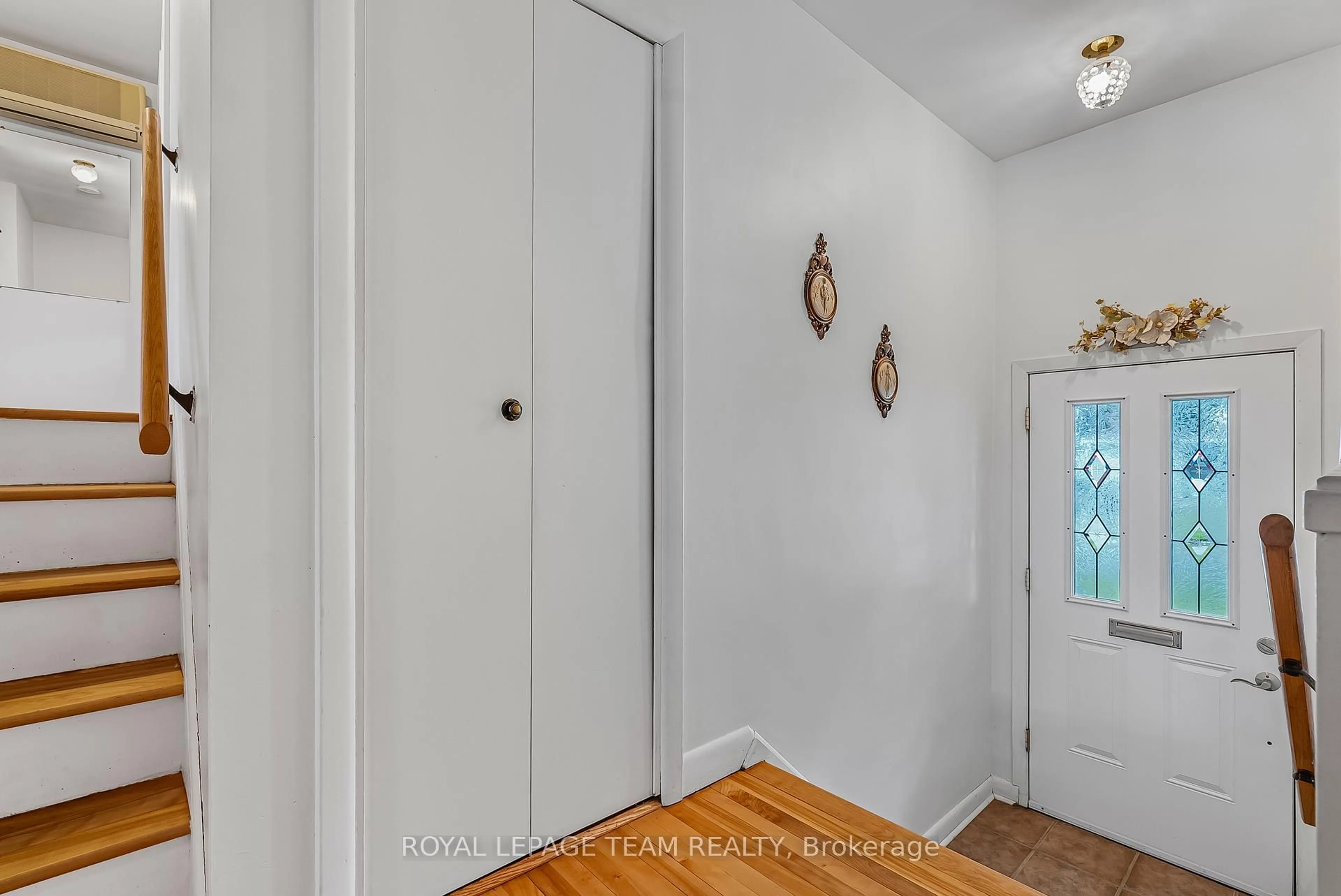Indoor entryway for 1166 Castle Hill Cres, Ottawa Ontario K2C 2A8