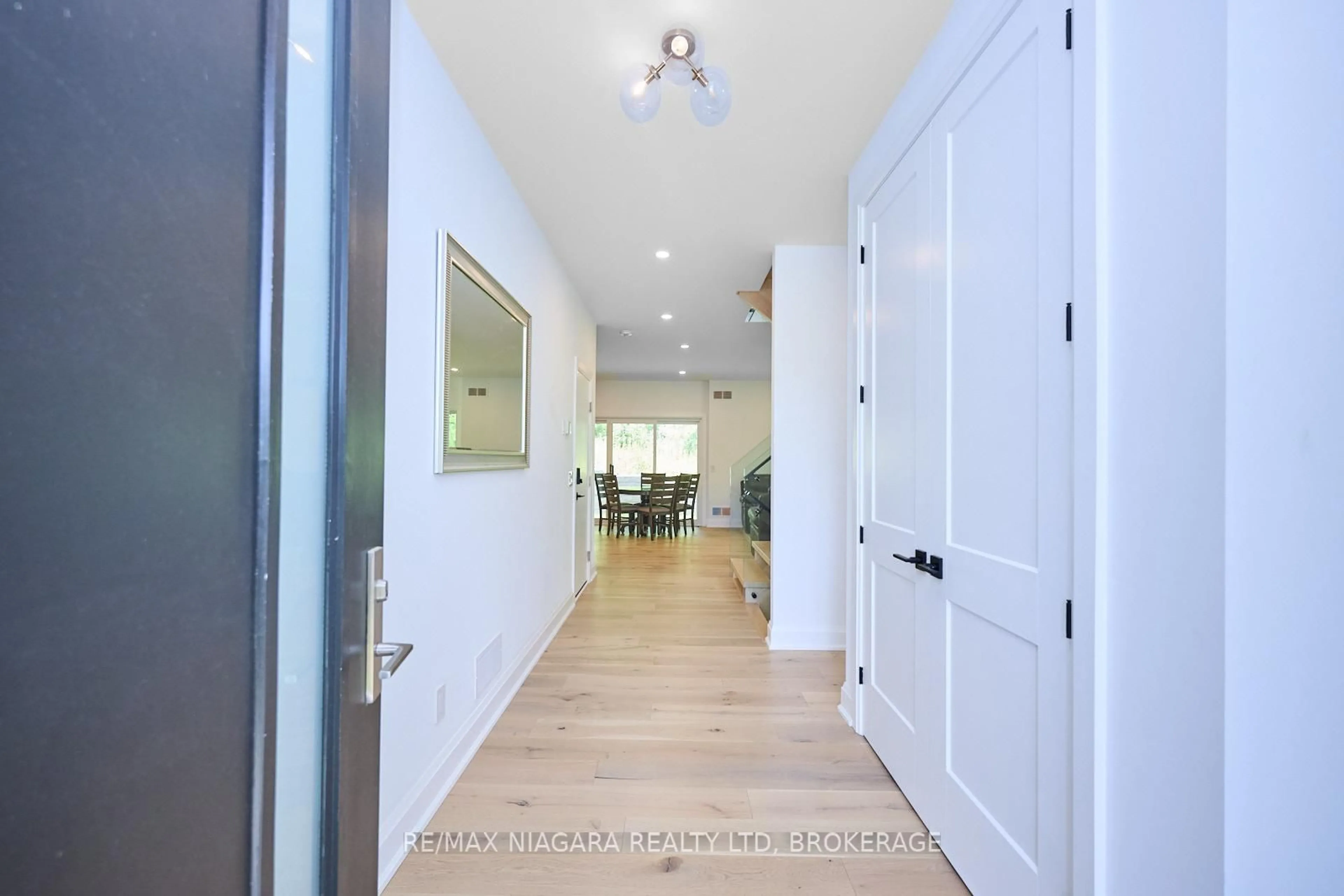 Indoor entryway for 119 Welland Vale Rd, St. Catharines Ontario L2S 3Y2
