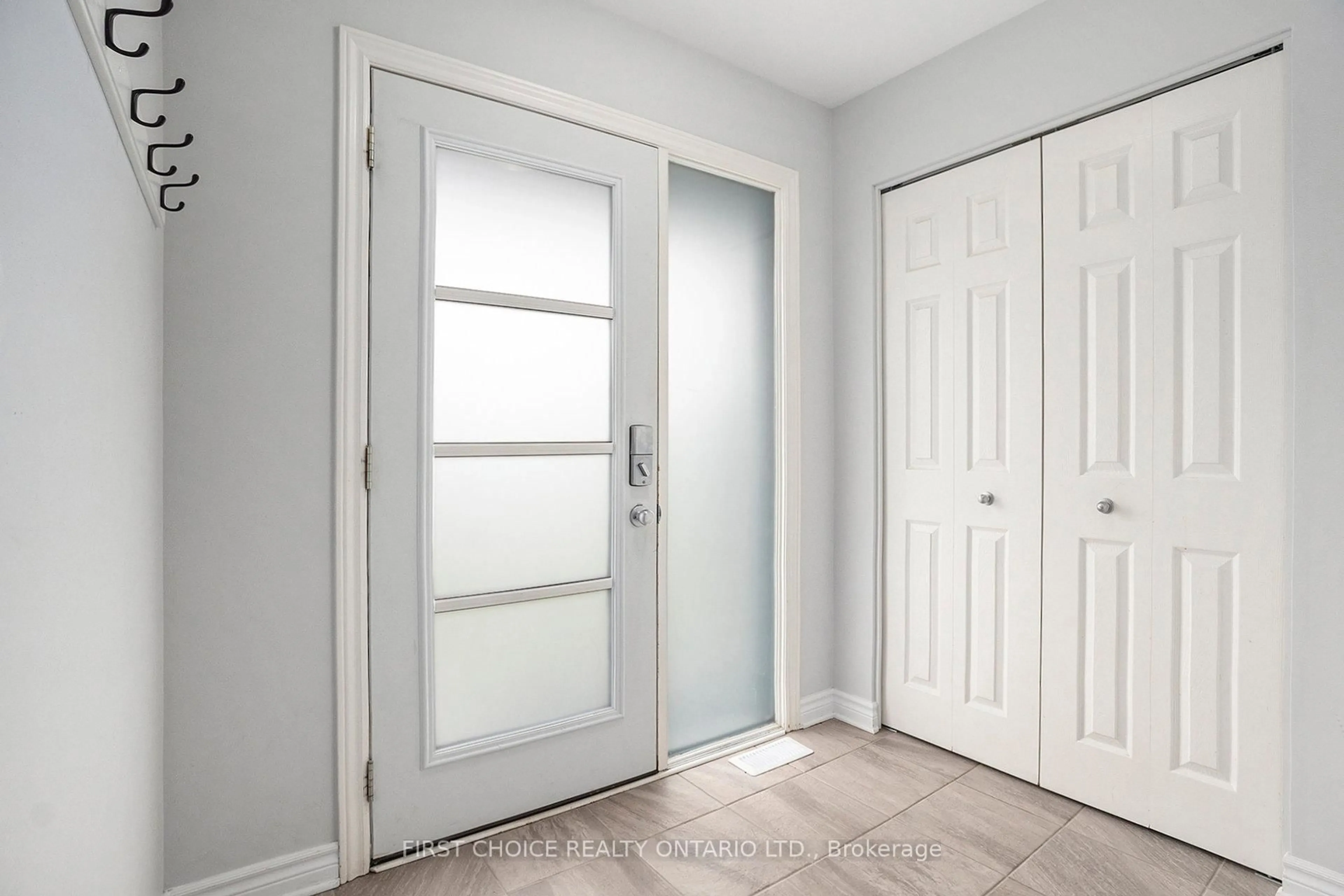 Indoor entryway for 636 Robert St, Clarence-Rockland Ontario K4K 0J8