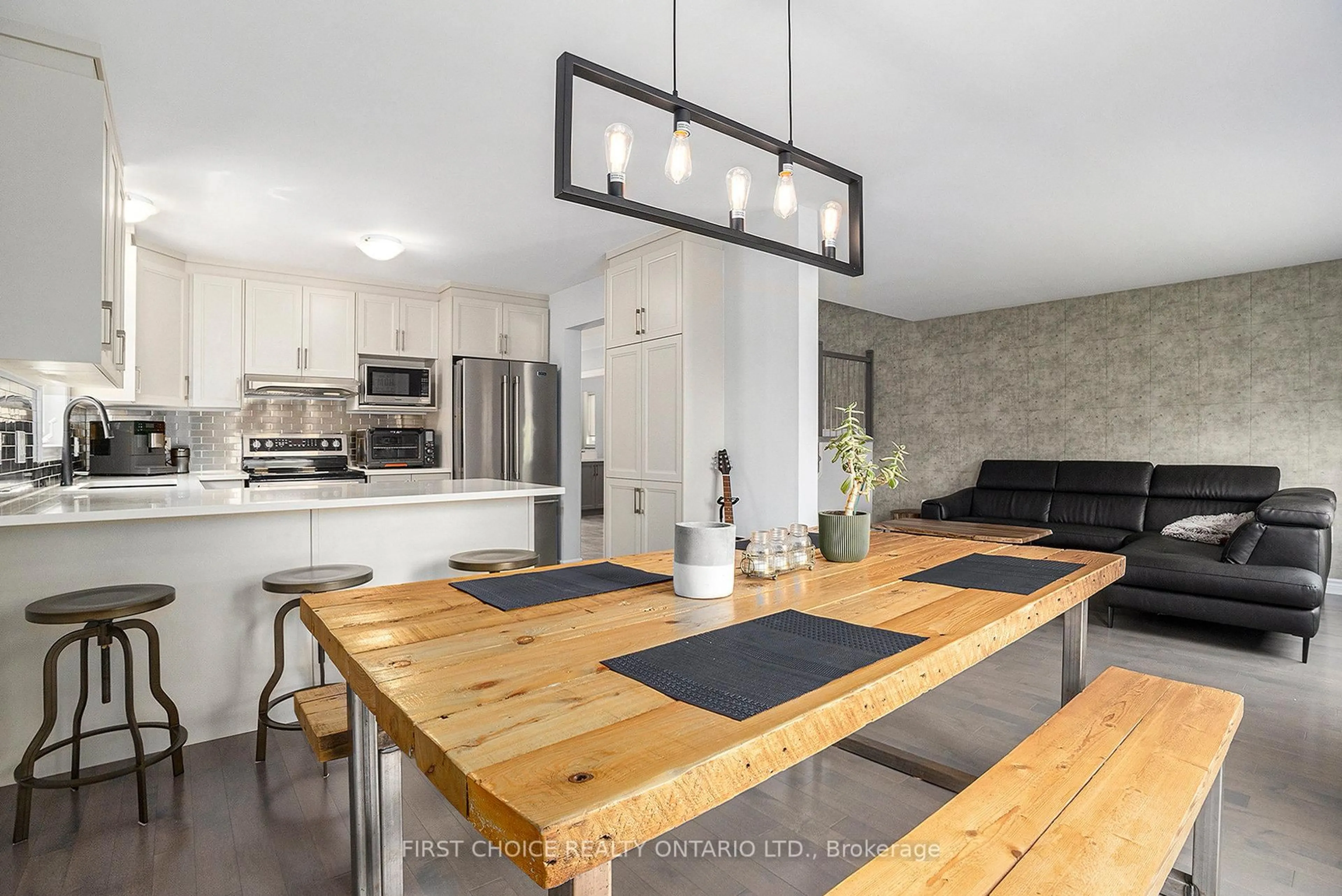 Open concept kitchen, wood/laminate floor for 636 Robert St, Clarence-Rockland Ontario K4K 0J8