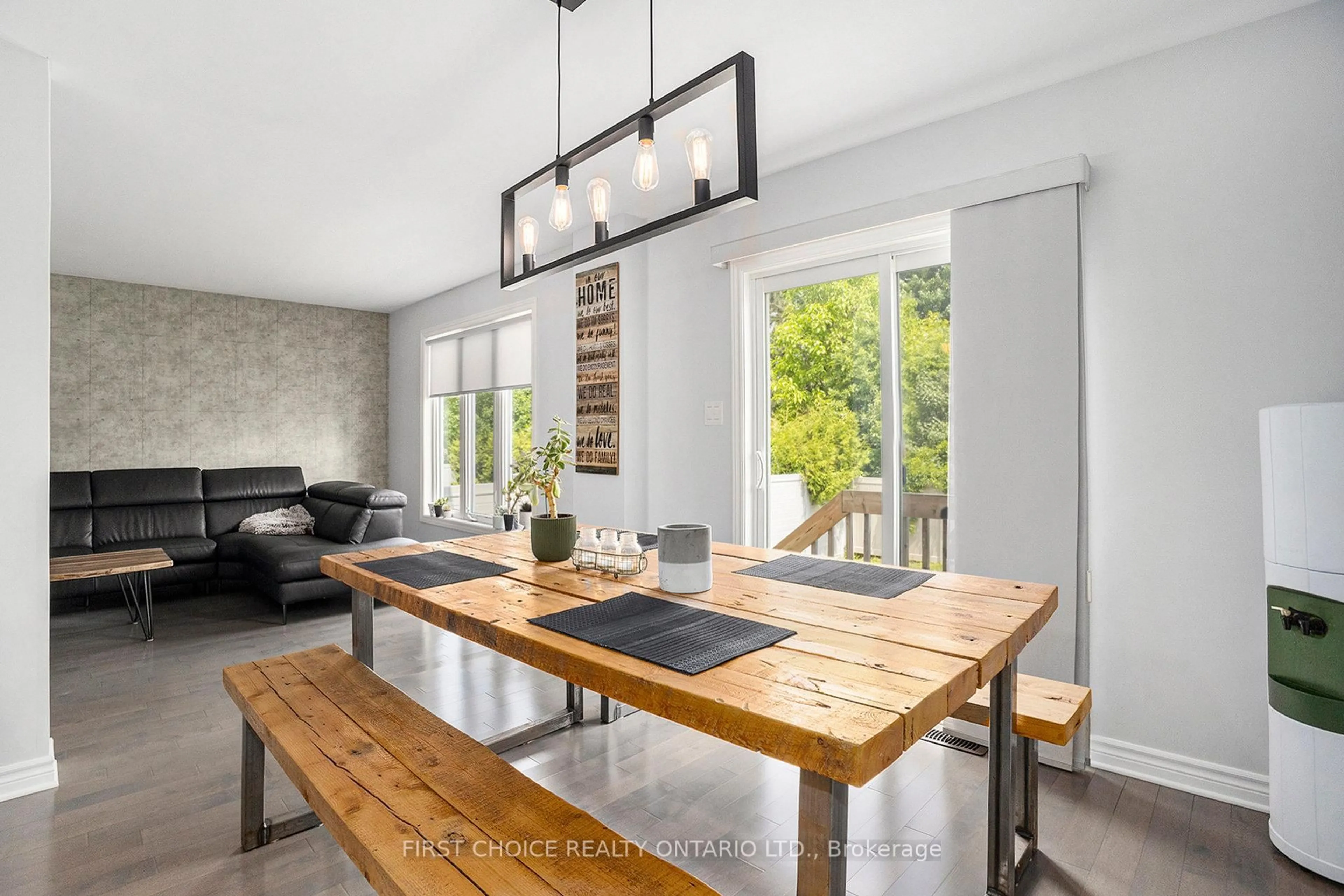 Dining room, wood/laminate floor for 636 Robert St, Clarence-Rockland Ontario K4K 0J8