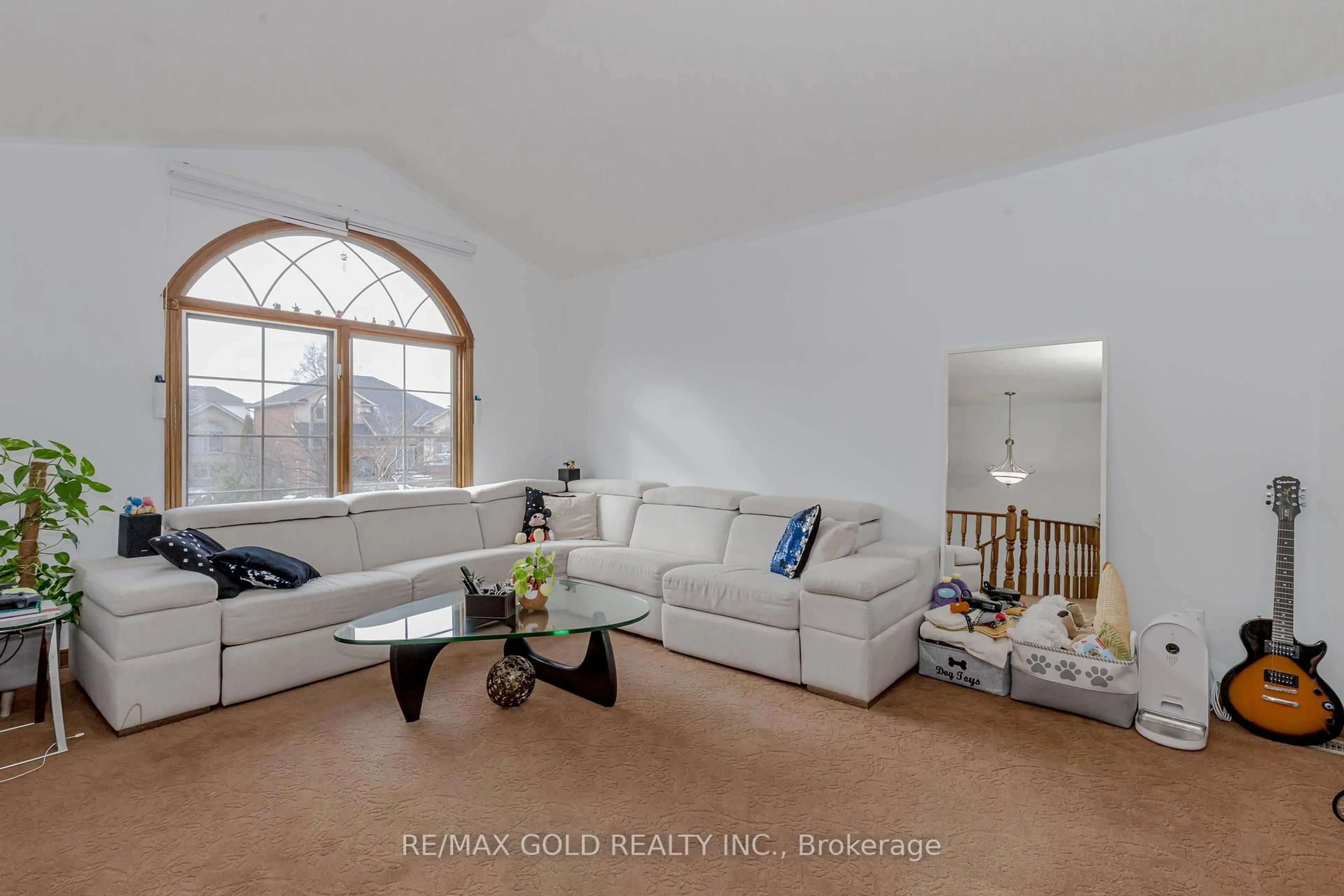 Living room with furniture, unknown for 33 Sheppard St, Brantford Ontario N3T 6R2