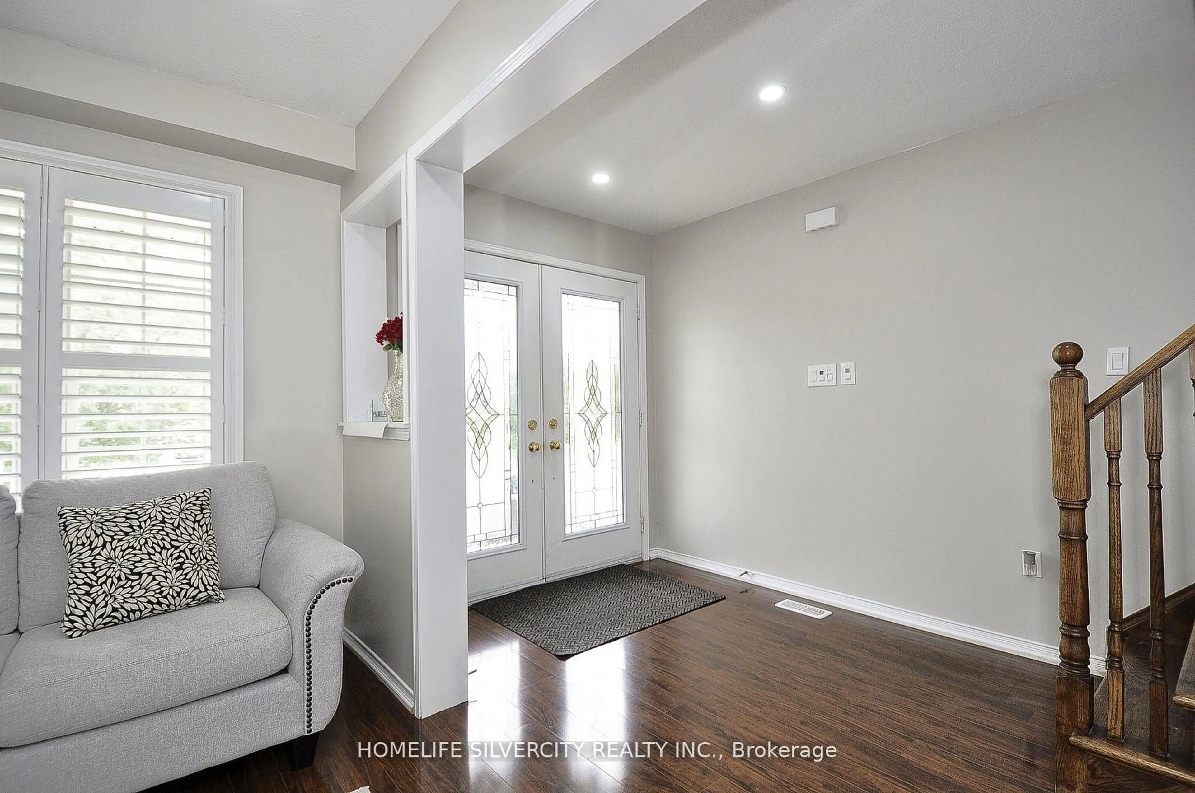 Indoor entryway for 178 Hunter Way, Brantford Ontario N3T 0A6