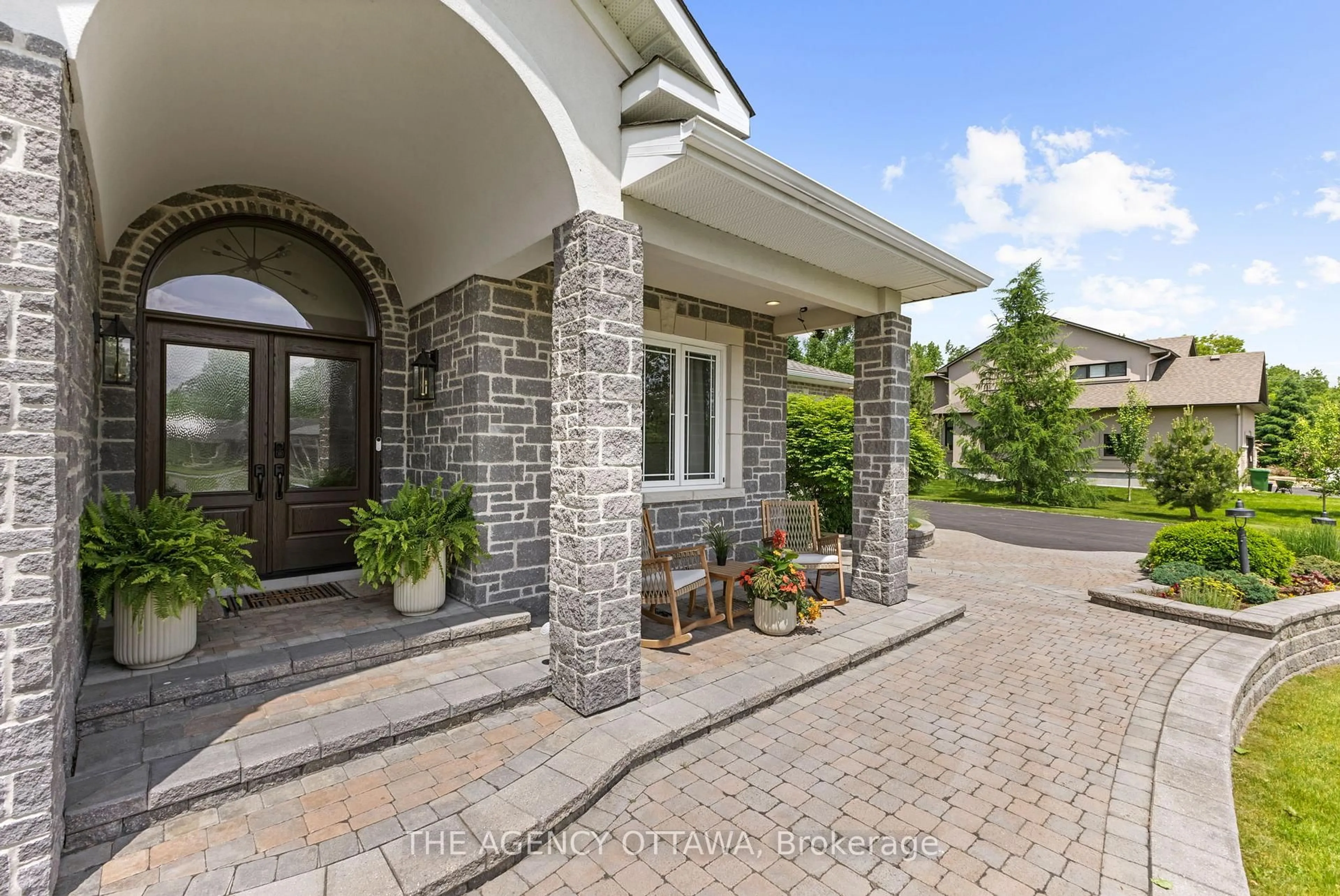 Indoor entryway for 6957 Lake Forest Walk, Greely Ontario K4P 0A3