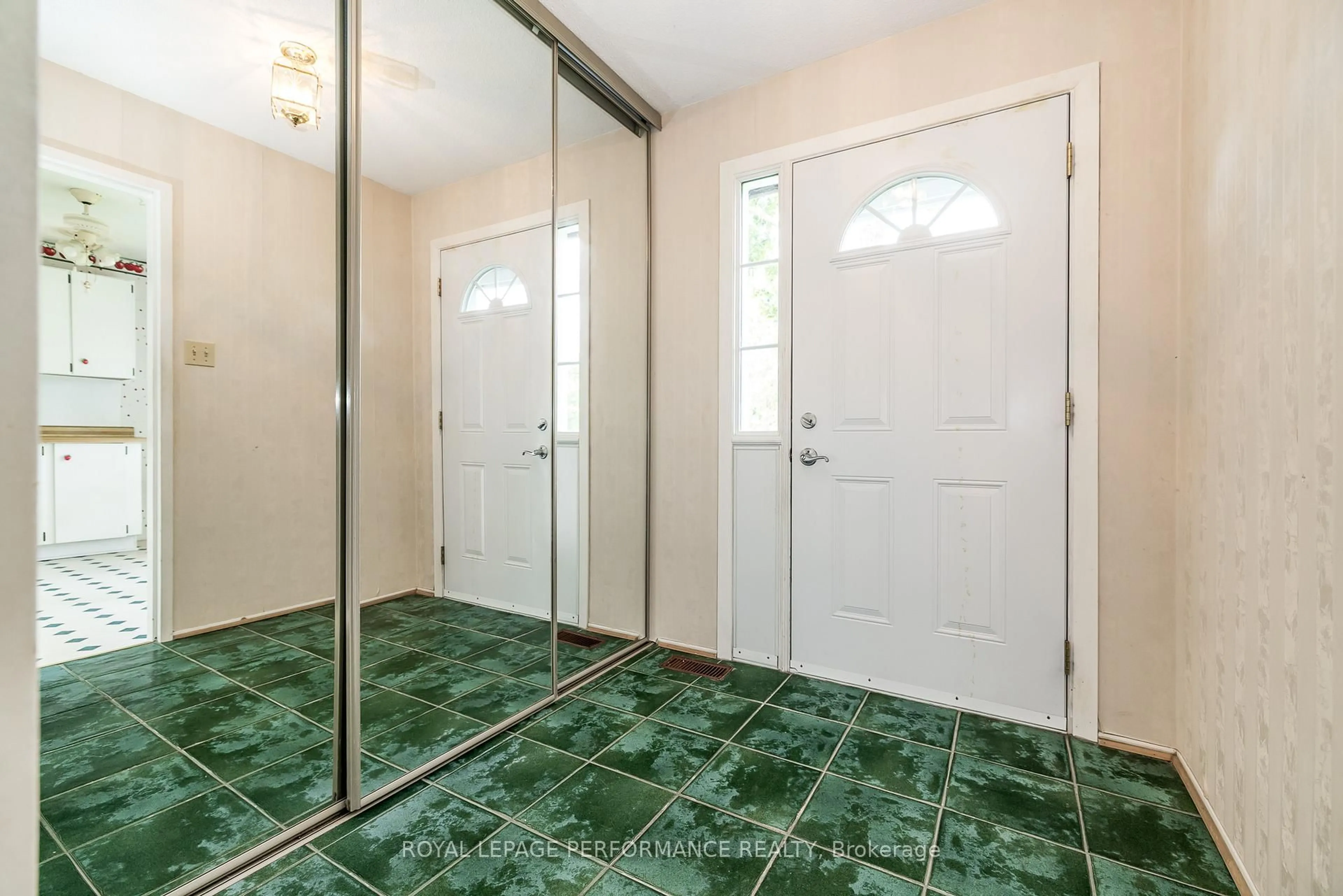 Indoor entryway for 840 Cahill Dr #50, Ottawa Ontario K1V 9K5