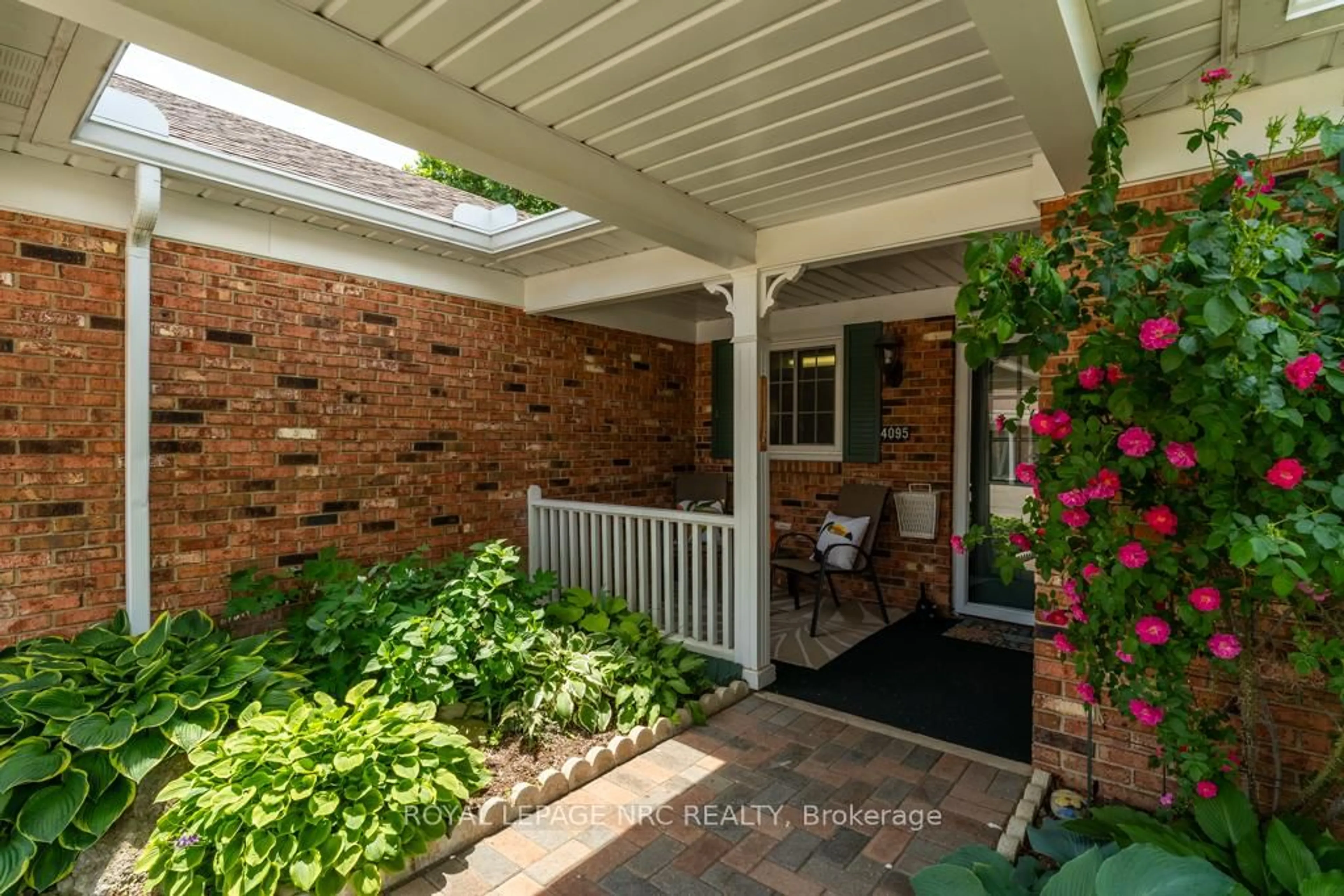 Patio, street for 4095 Plum Tree Crt, Lincoln Ontario L0R 2C0