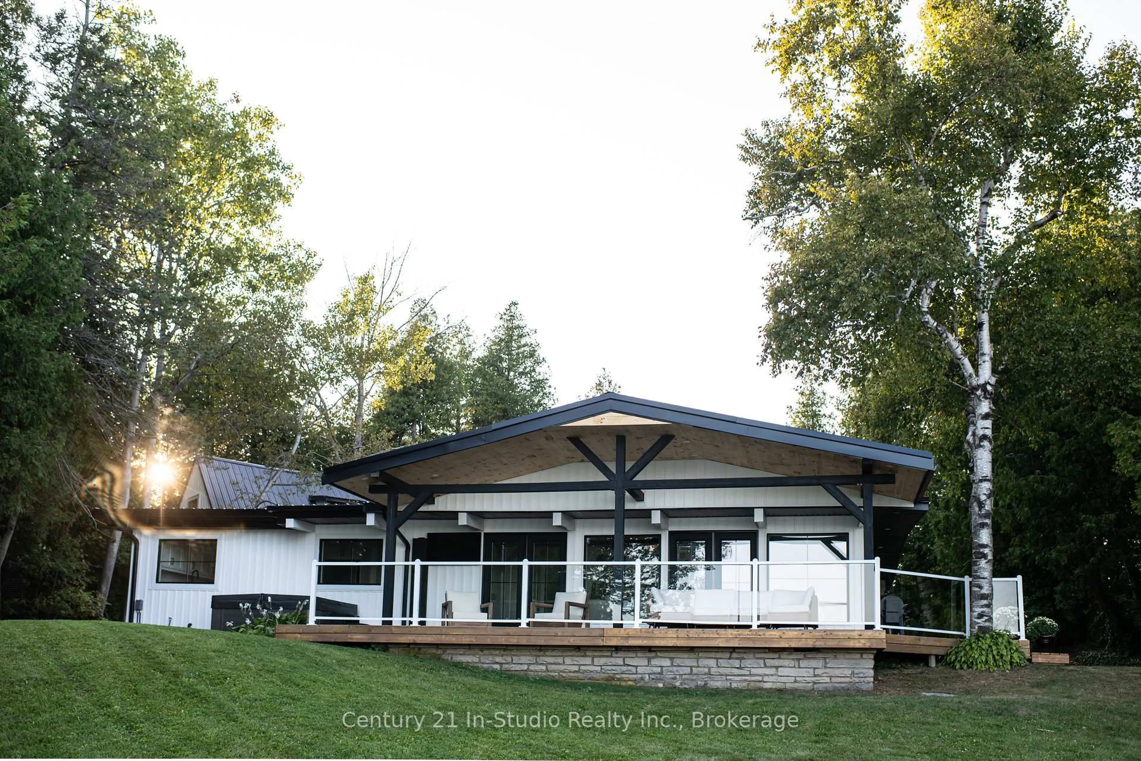 Home with vinyl exterior material, mountain view for 193 Tamarac Rd, Northern Bruce Peninsula Ontario N0H 1W0