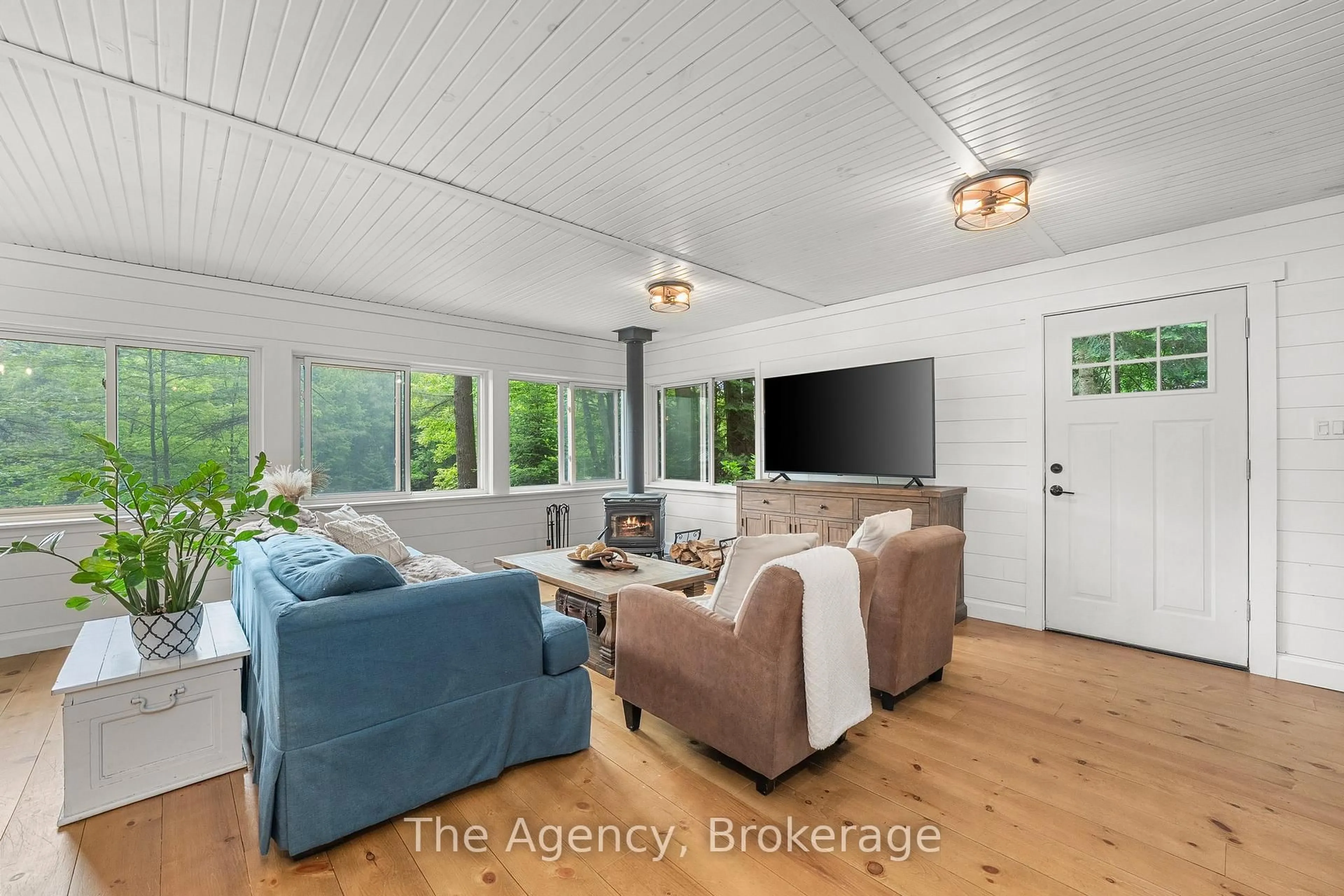 Living room with furniture, unknown for 1333 Sherwood Forest Rd, Bracebridge Ontario P1L 1X3