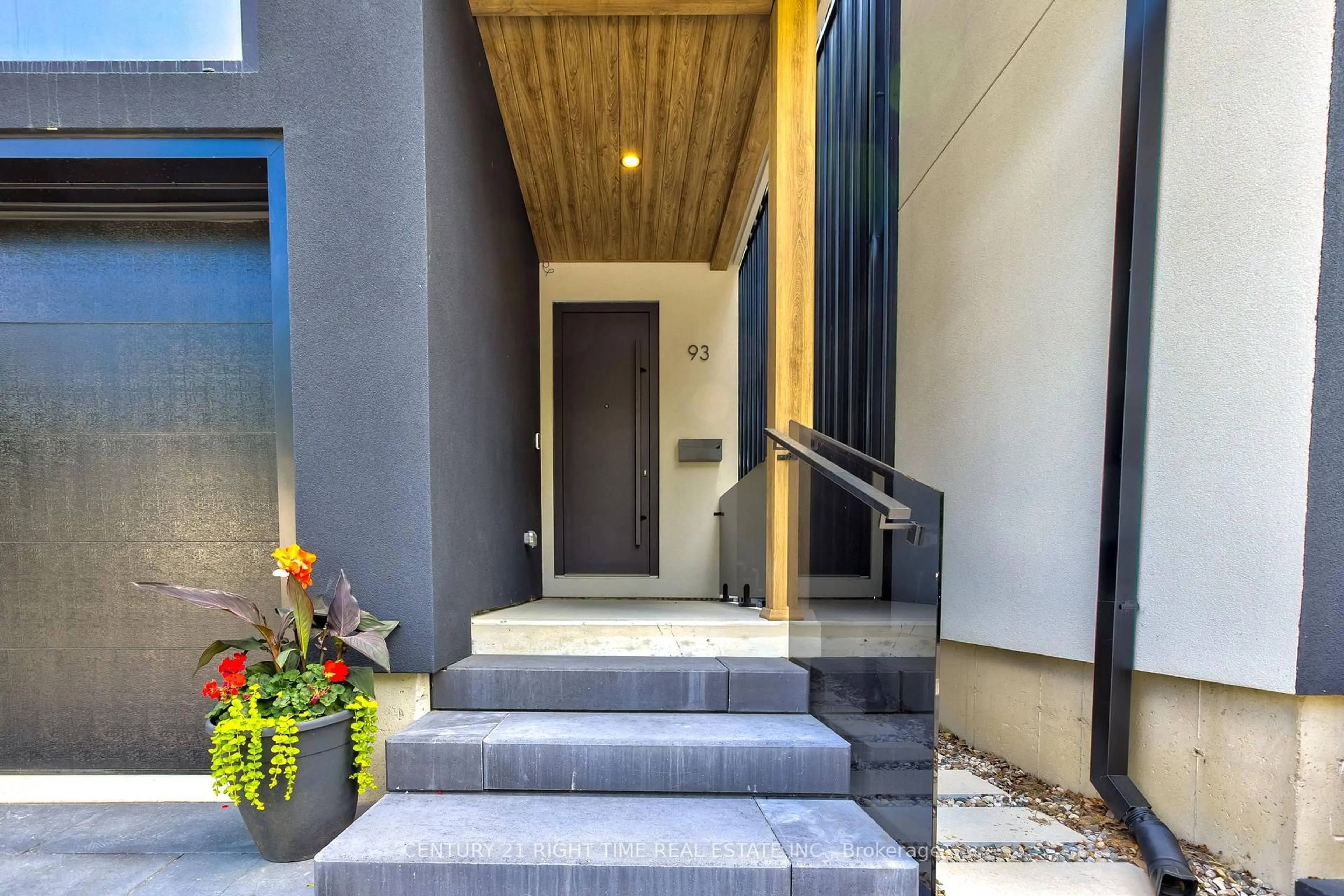 Indoor entryway for 93 Oak St, Cambridge Ontario N1R 4L3
