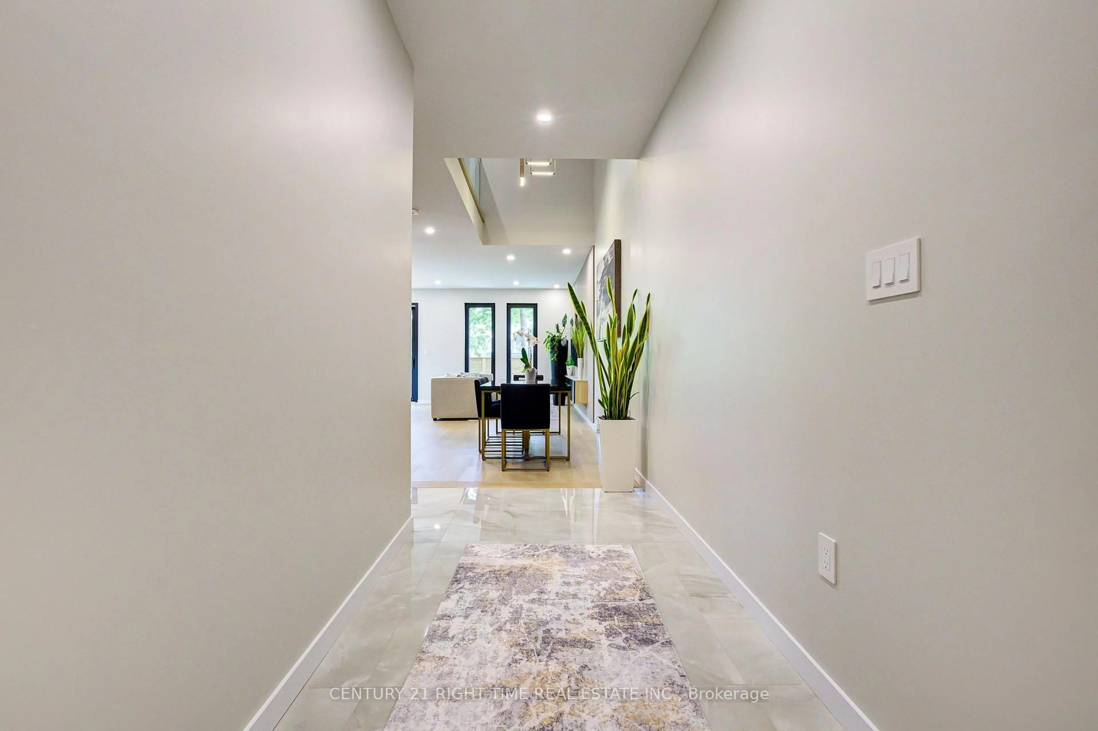 Indoor foyer for 93 Oak St, Cambridge Ontario N1R 4L3