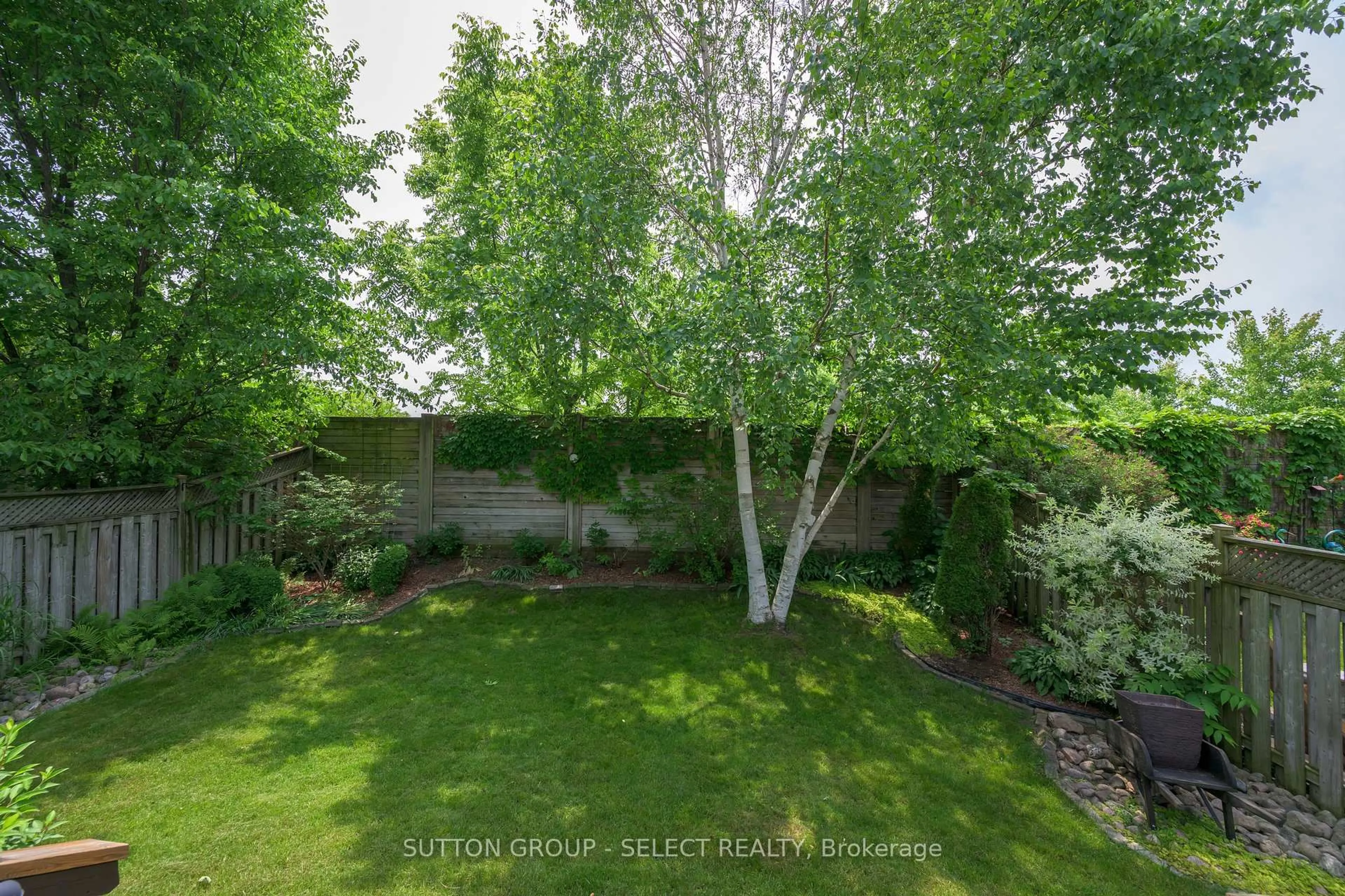 A pic from outside/outdoor area/front of a property/back of a property/a pic from drone, forest/trees view for 237 McMahen St, London East Ontario N5Y 0A2