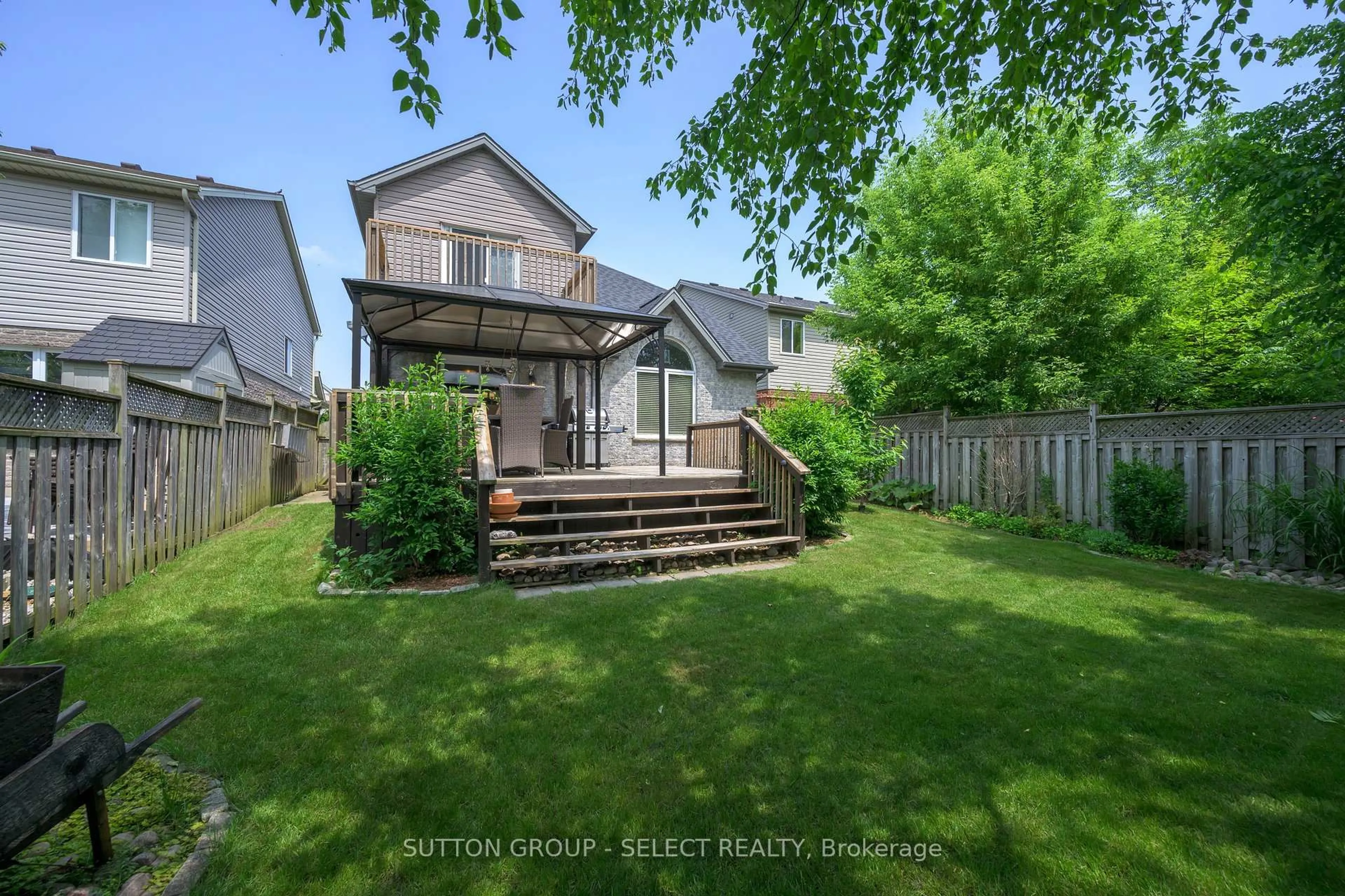 A pic from outside/outdoor area/front of a property/back of a property/a pic from drone, street for 237 McMahen St, London East Ontario N5Y 0A2