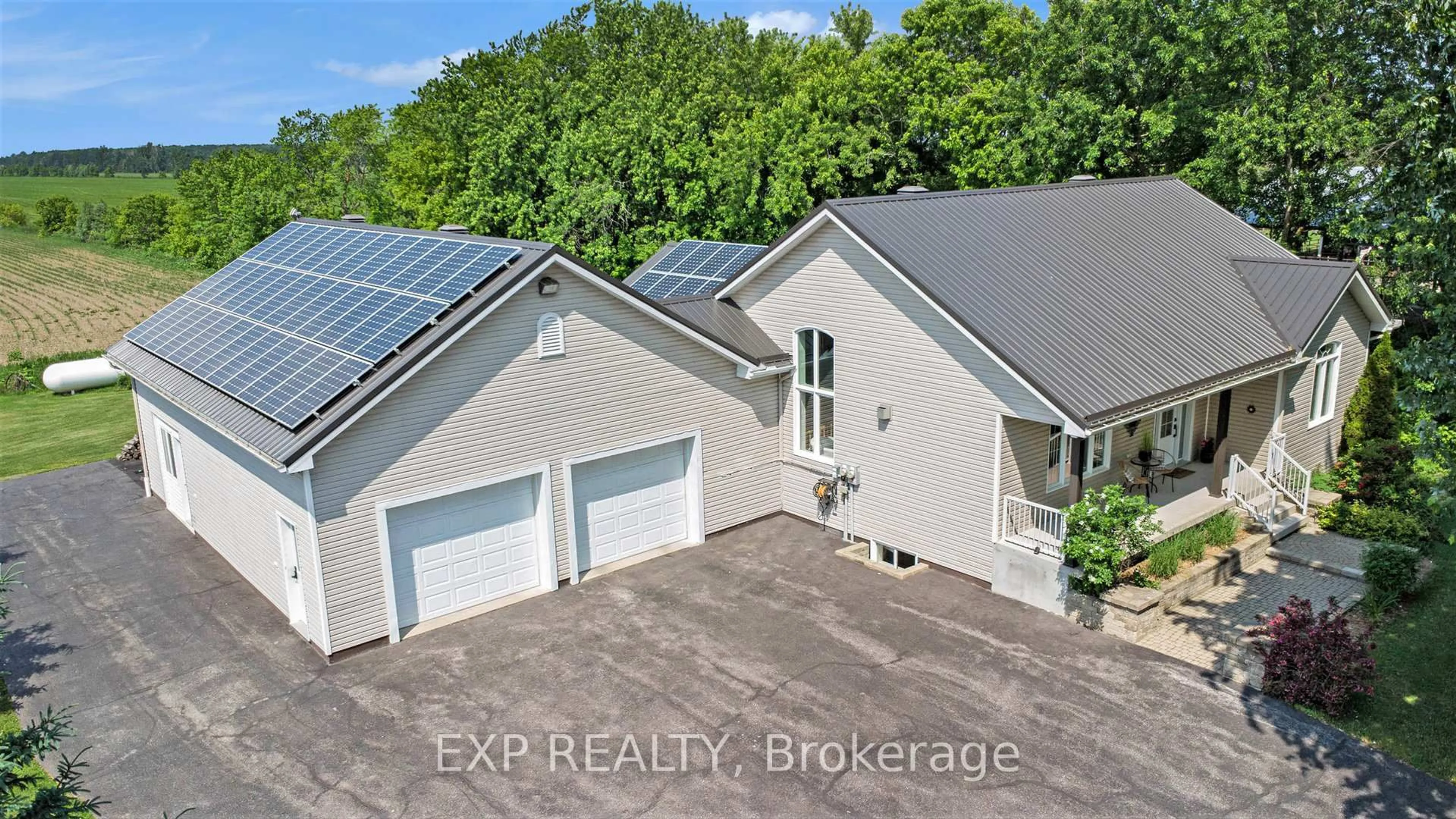 A pic from outside/outdoor area/front of a property/back of a property/a pic from drone, building for 1508 St Andre Rd, Russell Ontario K0A 1W0