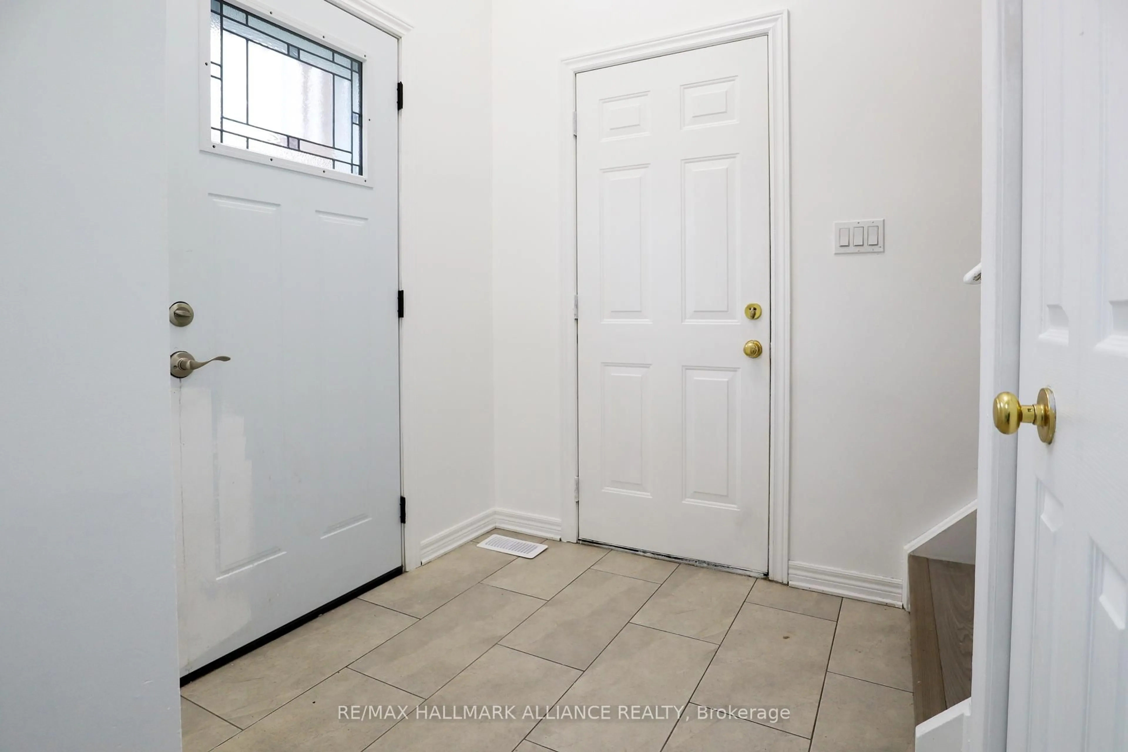 Indoor entryway for 8 Mcbride Dr, St. Catharines Ontario L2S 3Y4