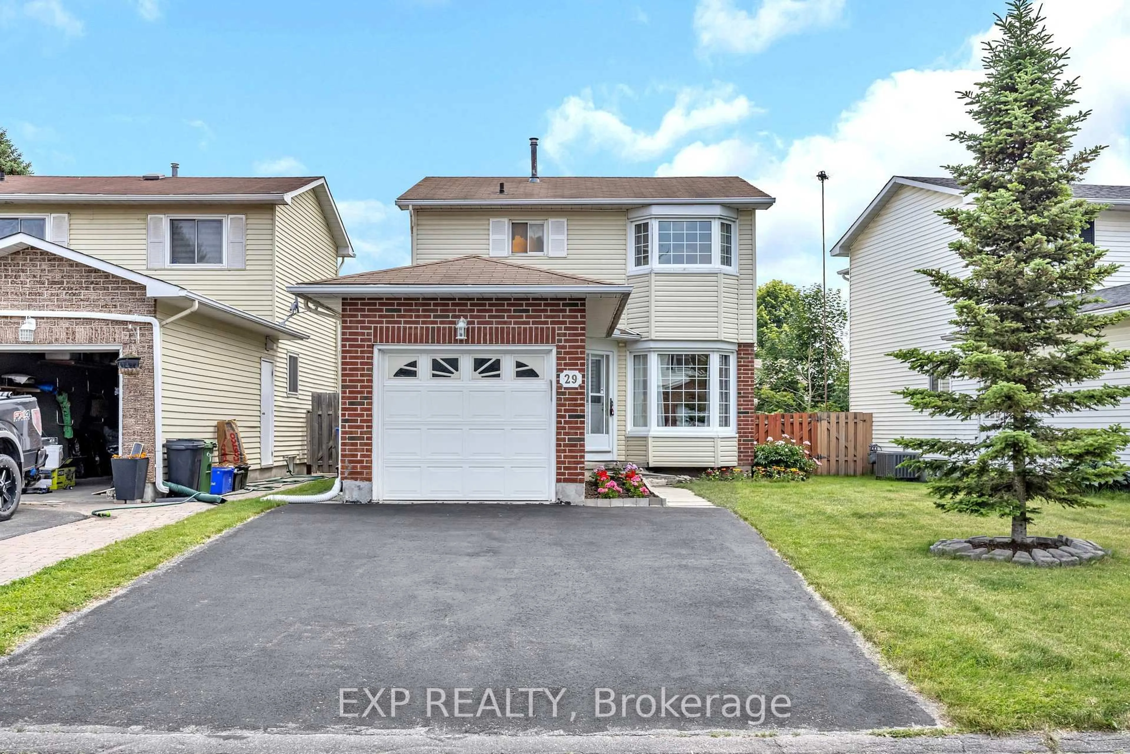 A pic from outside/outdoor area/front of a property/back of a property/a pic from drone, street for 29 Gowrie Dr, Ottawa Ontario K2L 2T5