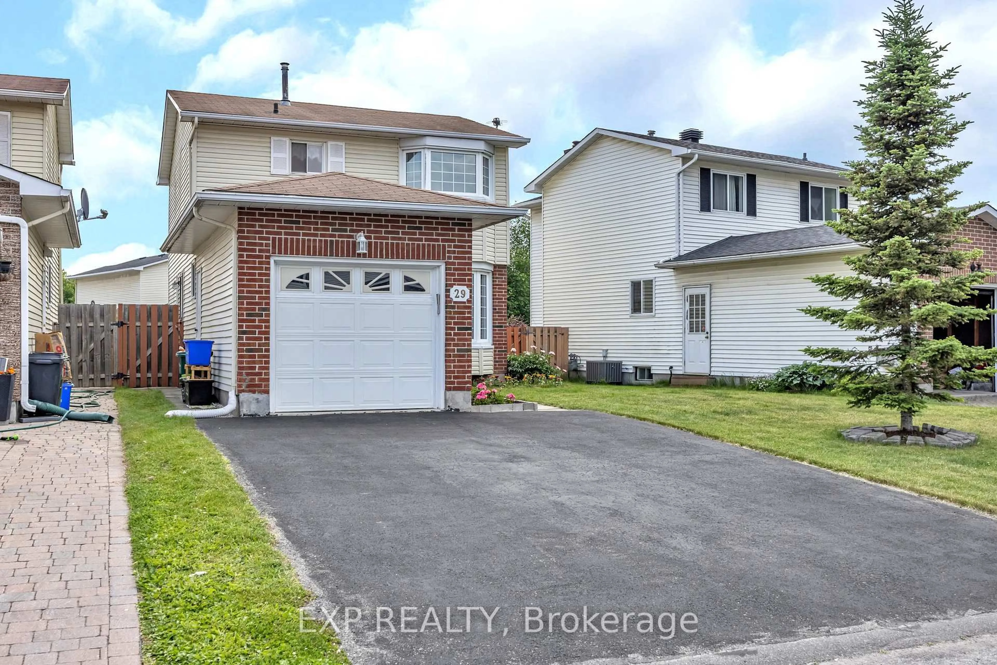 A pic from outside/outdoor area/front of a property/back of a property/a pic from drone, street for 29 Gowrie Dr, Ottawa Ontario K2L 2T5