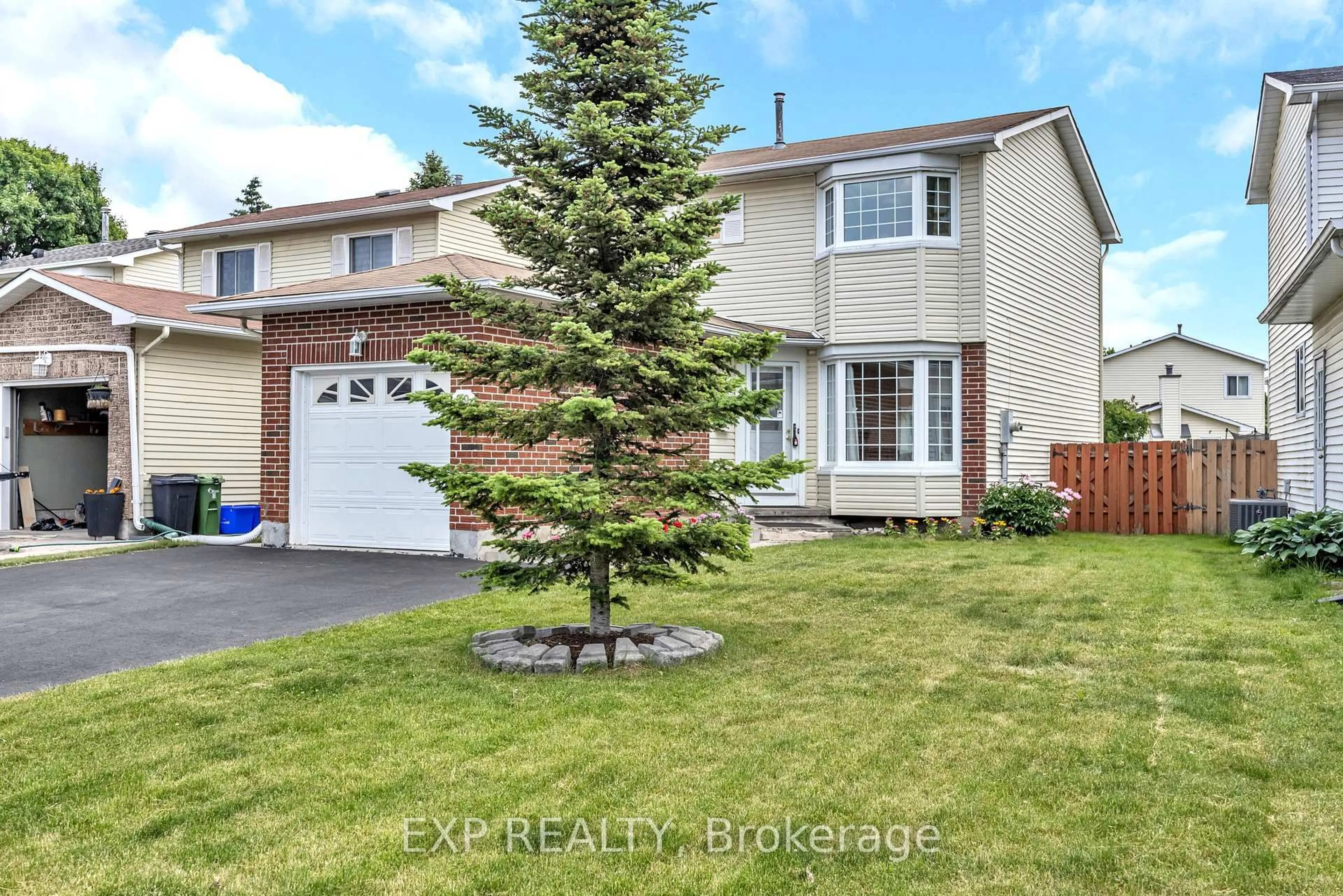 A pic from outside/outdoor area/front of a property/back of a property/a pic from drone, street for 29 Gowrie Dr, Ottawa Ontario K2L 2T5